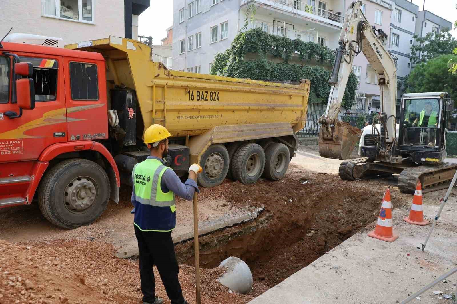 BURSA BÜYÜKŞEHİR BELEDİYESİ, OSMANGAZİ İLÇESİNİN HÜDAVENDİGAR MAHALLESİ’NDE ALTYAPI GÜÇLENDİRME ÇALIŞMALARI KAPSAMINDA KANALİZASYON VE YAĞMUR SUYU HATTI İMALATI GERÇEKLEŞTİRİYOR.