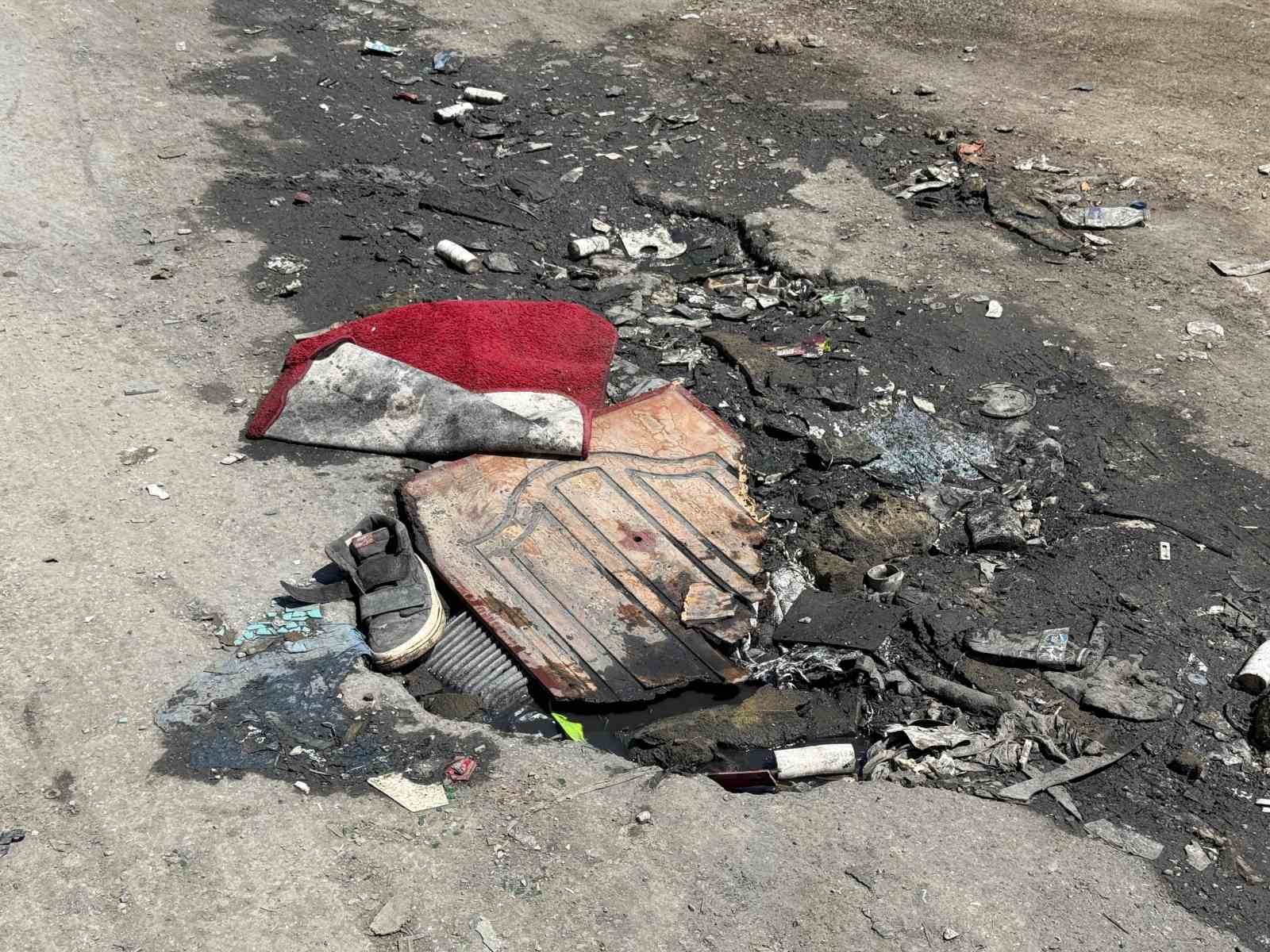 ESKİŞEHİR’İN ODUNPAZARI İLÇESİNE BAĞLI KÜÇÜK SANAYİ SİTESİ’NDEKİ BİR SOKAKTA YOL ÜZERİNDE MEYDANA GELEN DERİN ÇÖKÜNTÜ VE ATIKLAR ULAŞIMI OLUMSUZ ETKİLİYOR.