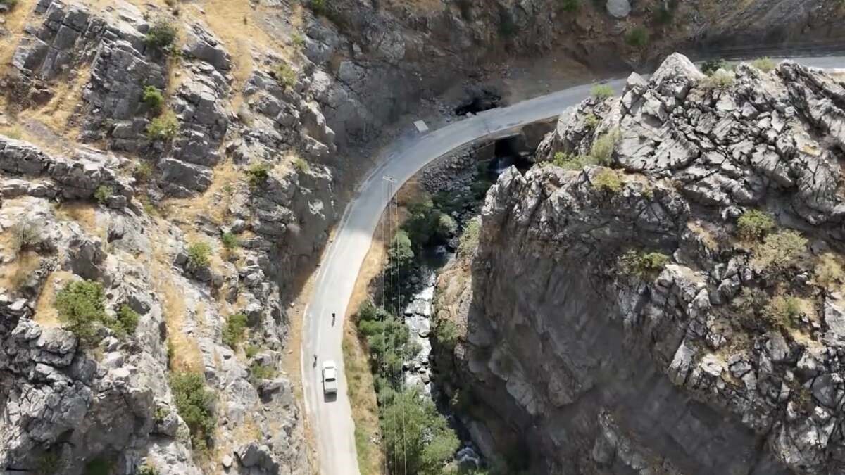 ŞIRNAK’IN BEYTÜŞŞEBAP İLÇESİNE BAĞLI BALLI MAHALLESİ’NDE ULAŞIMI RAHATLATACAK 5 KİLOMETRELİK BETON YOL PROJESİNDE ÇALIŞMALAR ARALIKSIZ SÜRÜYOR. PROJENİN 1 KİLOMETRELİK BÖLÜMÜ TAMAMLANIRKEN, KALAN 4 KİLOMETRELİK KISIM İÇİN EKİPLERİN ÇALIŞMALARI DEVAM EDİYOR.