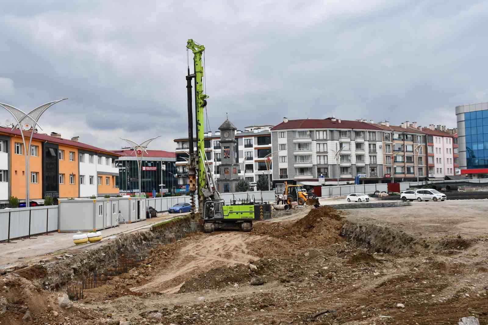 VEZİRKÖPRÜ’DE MEYDAN VE OTOPARK PROJESİ’NDE FİİLİ ÇALIŞMALAR BAŞLADI. İLÇE MERKEZİNDEKİ OTOPARK SORUNUNA ÇÖZÜM GETİRMESİ VE İLÇE MERKEZİNE MODERN BİR GÖRÜNÜM KAZANDIRMASI HEDEFLENEN PROJEDE İLK KAZMA VURULDU.
