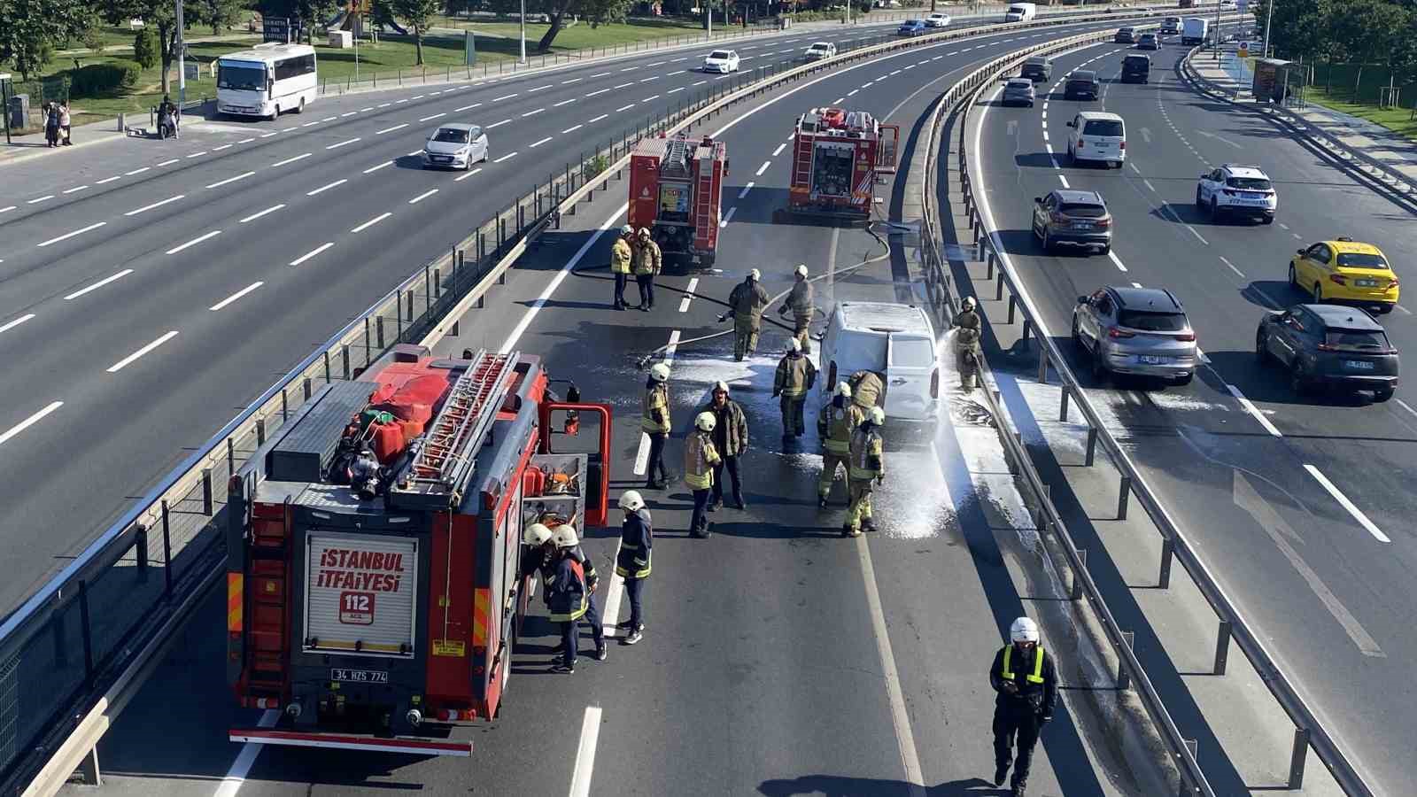 ZEYTİNBURNU'NDA SEYİR HALİNDEKİ PANELVAN ARACIN MOTOR BÖLÜMÜNDE YANGIN ÇIKTI. YANGIN NEDENİYLE SİRKECİ İSTİKAMETİ YAKLAŞIK 1,5 SAAT TRAFİĞE KAPALI KALIRKEN, UZUN ARAÇ KUYRUKLARI OLUŞTU.