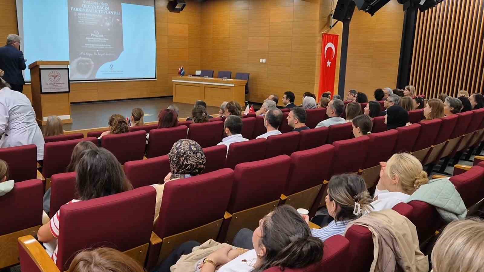 TEKİRDAĞ ŞEHİR HASTANESİ’NDE DÜZENLENEN ORGAN BAĞIŞI FARKINDALIK TOPLANTISINDA, ORGAN BAĞIŞININ ÖNEMİ, BEYİN ÖLÜMÜ TANI SÜRECİ VE ORGAN NAKLİNİN HASTALARA SAĞLADIĞI YAŞAM UMUDU ANLATILDI.