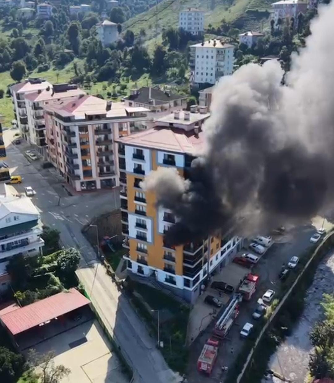 RİZE'DE MEYDANA GELEN YANGINDA BİR EV TAMAMEN KULLANILMAZ HALE GELDİ