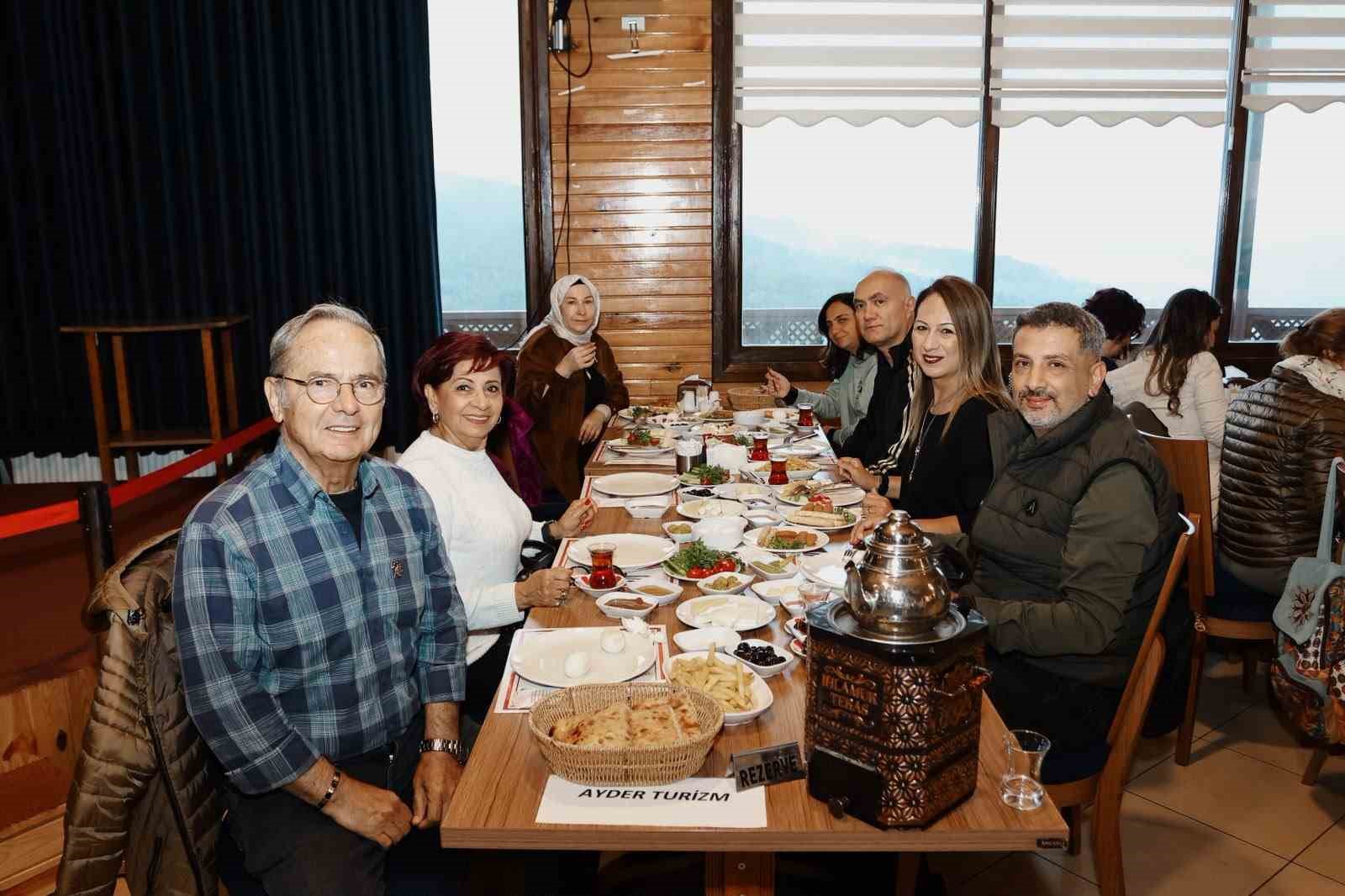 TURİSTİK KARAELMAS EKSPRESİNİN YOLCULARI, MOLA VERDİKLERİ KARABÜK'ÜN YENİCE İLÇESİNDEKİ IHLAMUR SEYİR TERASINDAKİ DOĞA MANZARASINA HAYRAN KALDI.