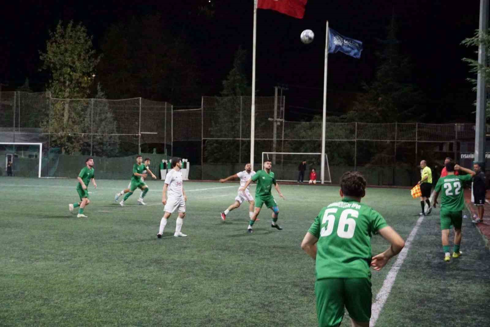 GÖLCÜK’TE DÜZENLENEN BAŞKANLIK KUPASI FUTBOL TURNUVASI’NIN FİNALİNDE DEĞİRMENDERESPOR’U 2-1 YENEN ULAŞLISPOR, KUPANIN SAHİBİ OLDU. TURNUVAYI HARBİŞSPOR ÜÇÜNCÜ TAMAMLADI.