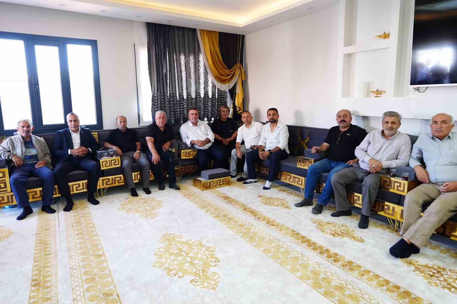 MANİSA BÜYÜKŞEHİR BELEDİYE BAŞKANI BESİM DUTLULU, ŞEHZADELER İLÇESİNDEKİ 6 MAHALLEDE MUHTARLAR VE VATANDAŞLARLA BİR ARAYA GELEREK SORUN, TALEP VE BEKLENTİLERİ YERİNDE DİNLEDİ. ULAŞIM, ALTYAPI, ÜSTYAPI VE ÇEVRE DÜZENLEMELERİ BAŞTA OLMAK ÜZERE MAHALLELERİN İHTİYAÇLARI MASAYA YATIRILDI.