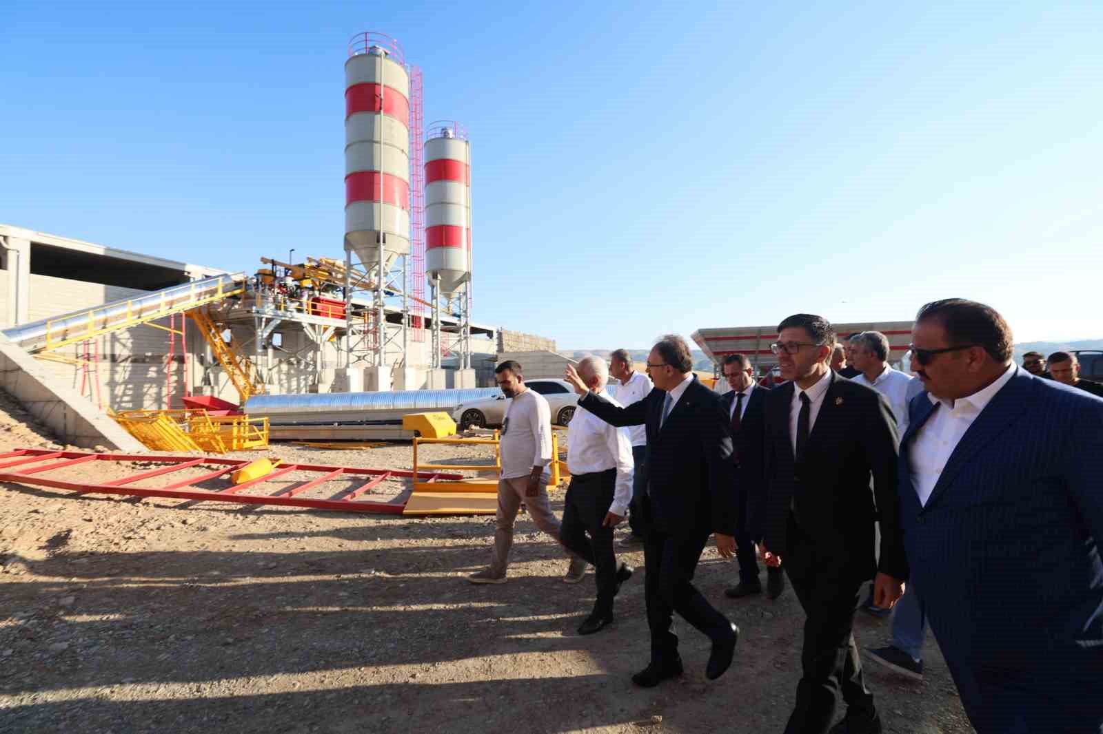 SİİRT’İN ALTYAPISINI GÜÇLENDİRECEK BETON SANTRALİ VE PARKE TAŞI ÜRETİM TESİSİNİN KURULUMU BAŞLADI