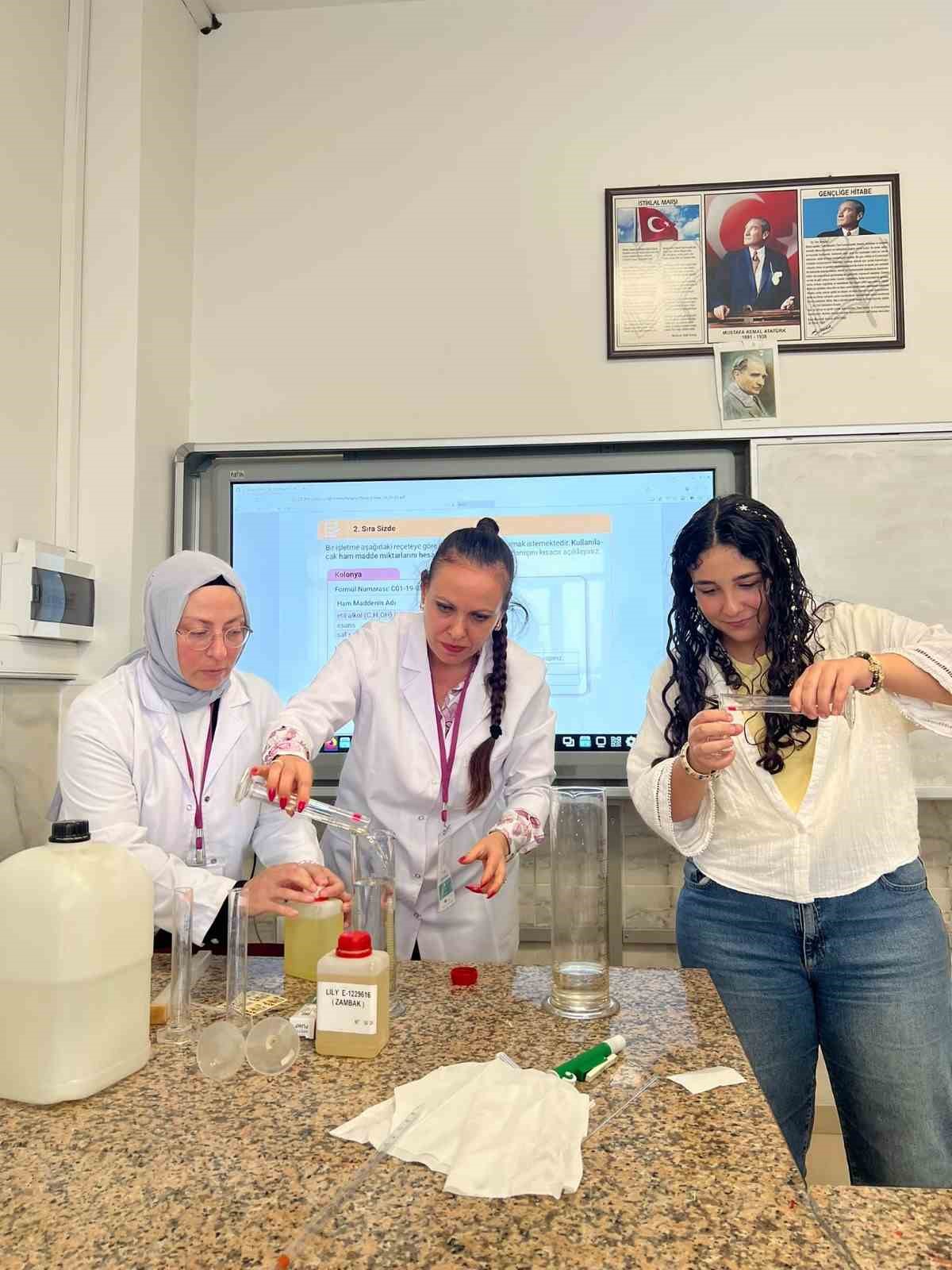 SAMSUN'DA YÜRÜTÜLEN GREEN PHARMACY ERASMUS+ PROJESİ KAPSAMINDA DÜZENLENEN PROGRAMDA, SIRBİSTAN VE BULGARİSTAN’DAN GELEN 18 AKADEMİSYEN VE ÖĞRETMEN, AÇIK EĞİTİM KAYNAKLARININ MESLEKİ EĞİTİMDE KULLANIMINA İLİŞKİN BİLGİ VE DENEYİMLERİNİ PAYLAŞTI.