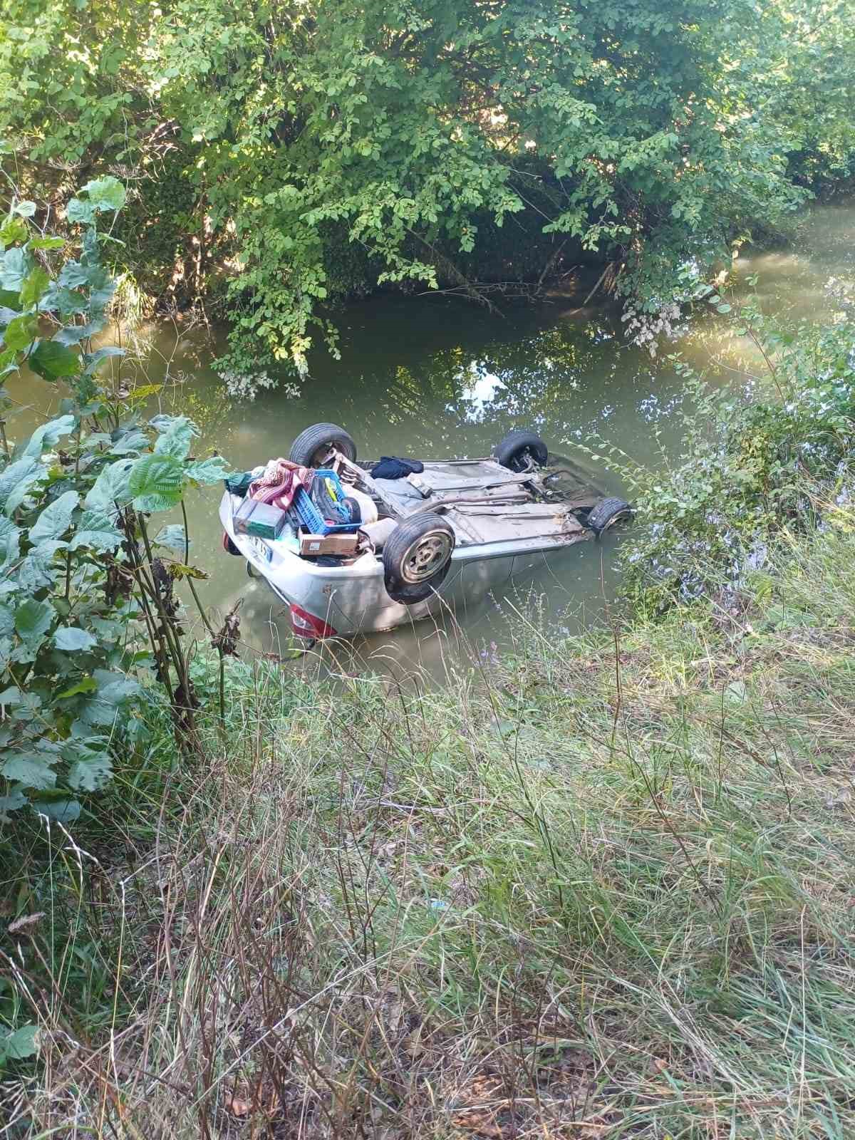 İZMİT İLÇESİNDE KONTROLDEN ÇIKAN OTOMOBİL DEREYE YUVARLANDI