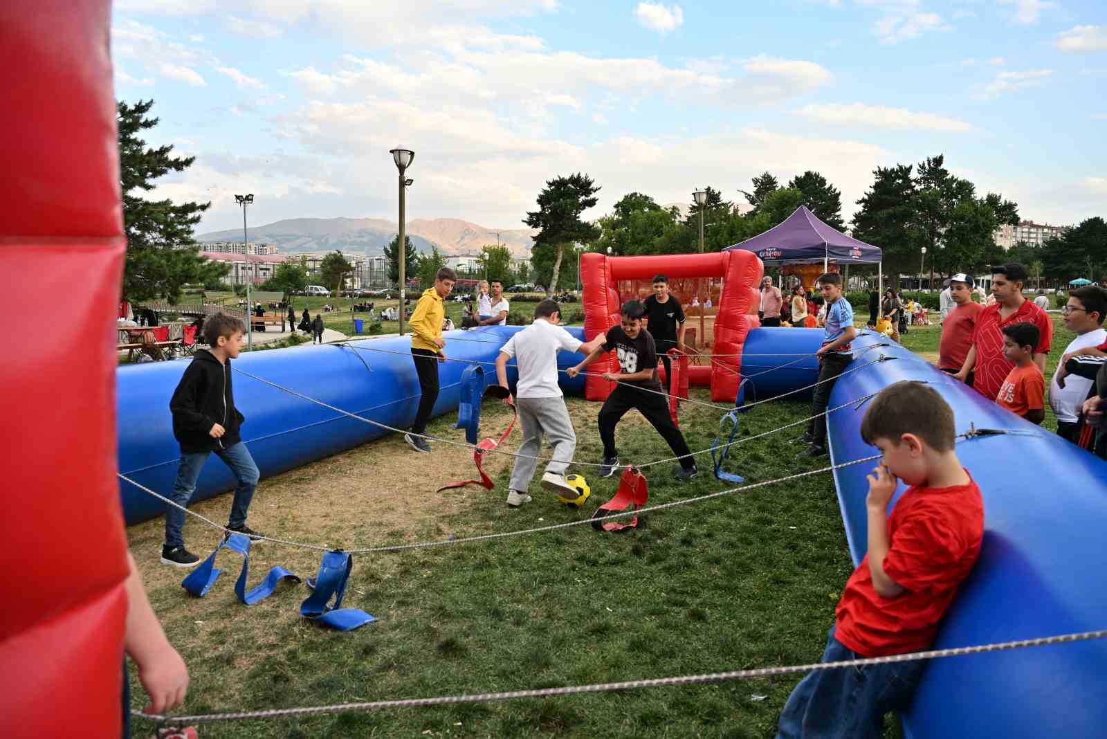 KÜLTÜR VE TURİZM BAKANLIĞI TARAFINDAN DÜZENLENEN ERZURUM KÜLTÜR YOLU FESTİVALİ, GELENEKSEL SANATLARDAN ÇOCUK ETKİNLİKLERİNE, SERGİLERDEN SİNEMA GÖSTERİMLERİNE UZANAN PROGRAMIYLA DEVAM ETTİ.