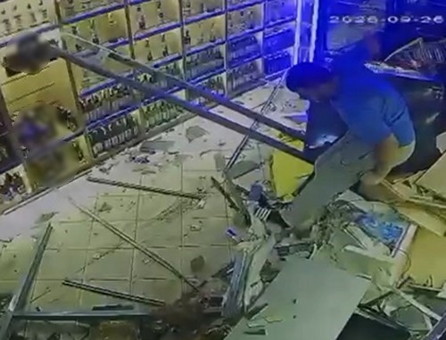 İŞLETMECİNİN DIŞARIYA ÇIKMAYA ÇALIŞTIĞI AN GÜVENLİK KAMERASINA YANSIDI.