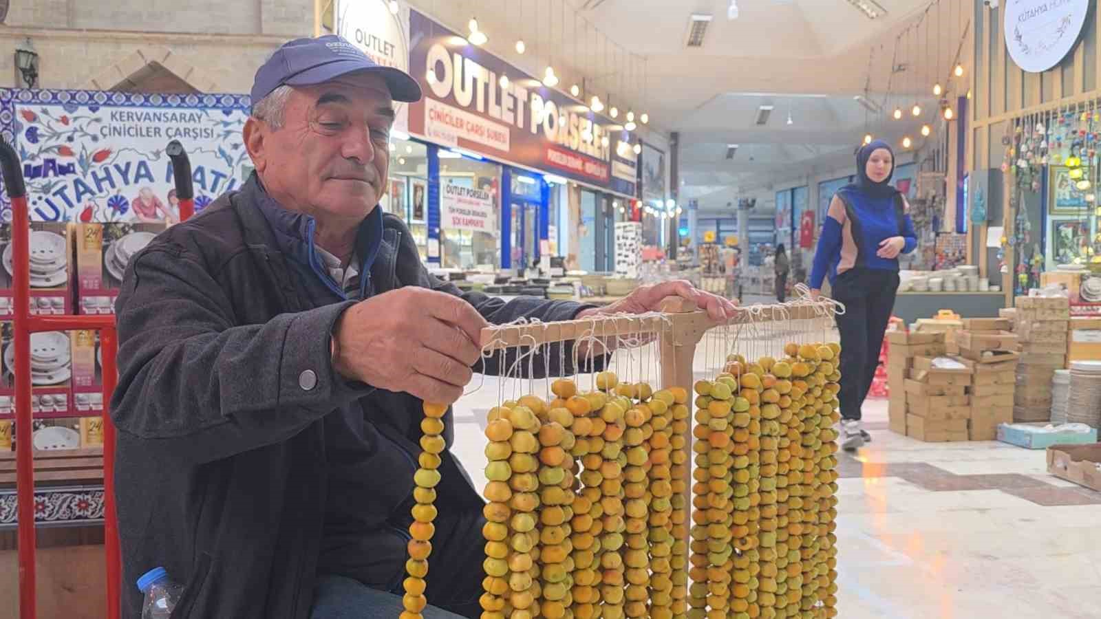 KÜTAHYA'DA DAĞLARDAN TOPLADIĞI ALIÇLARI VATANDAŞLARLA BULUŞTURAN SEYYAR SATICI MUSTAFA AKAN, MEYVENİN TOPLANMA VE SATIŞ SÜRECİ HAKKINDA BİLGİ VERDİ.