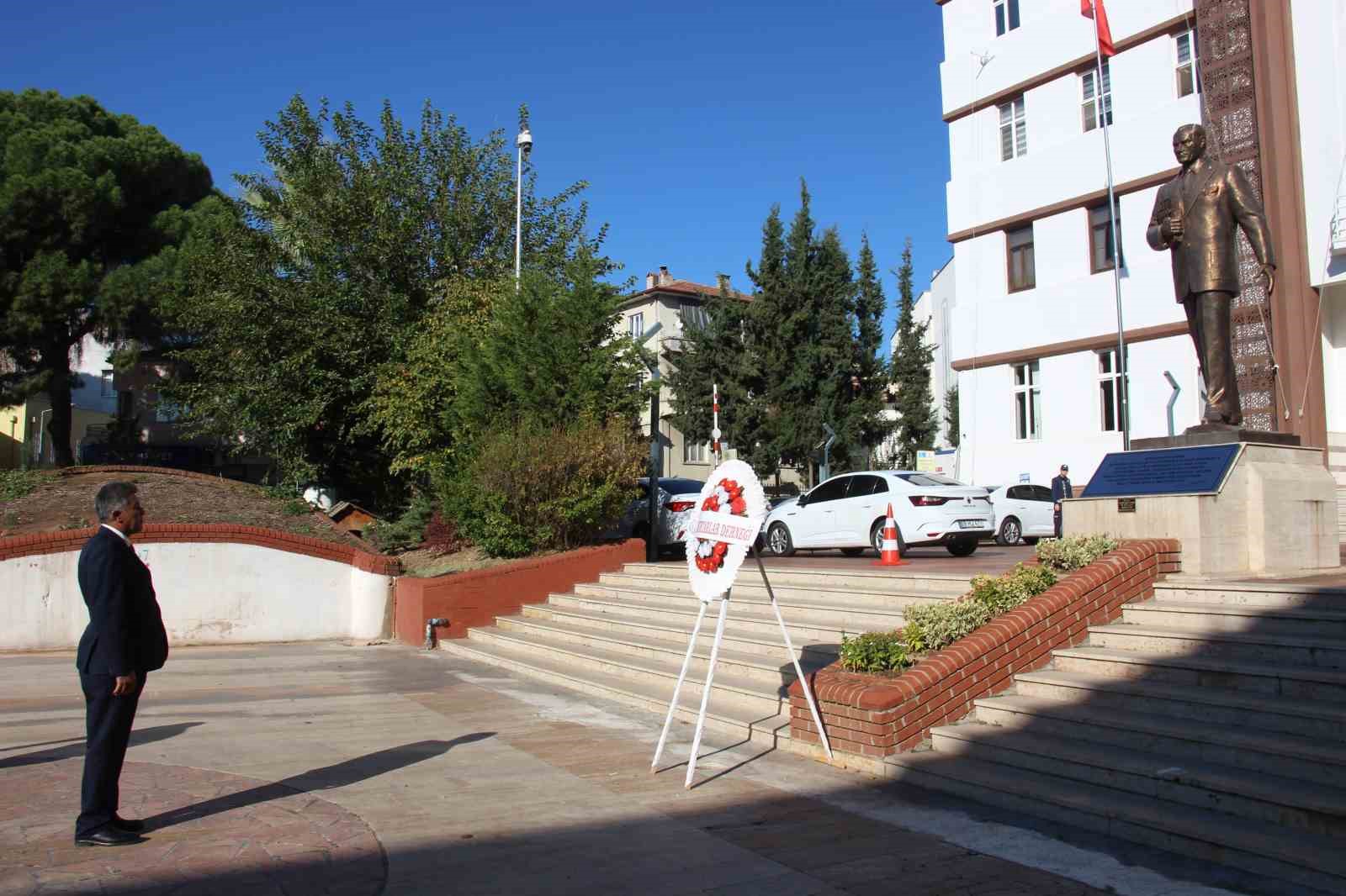 AYDIN'IN EFELER İLÇESİNDE 19 EKİM MUHTARLAR GÜNÜ, DÜZENLENEN TÖREN İLE KUTLANDI.