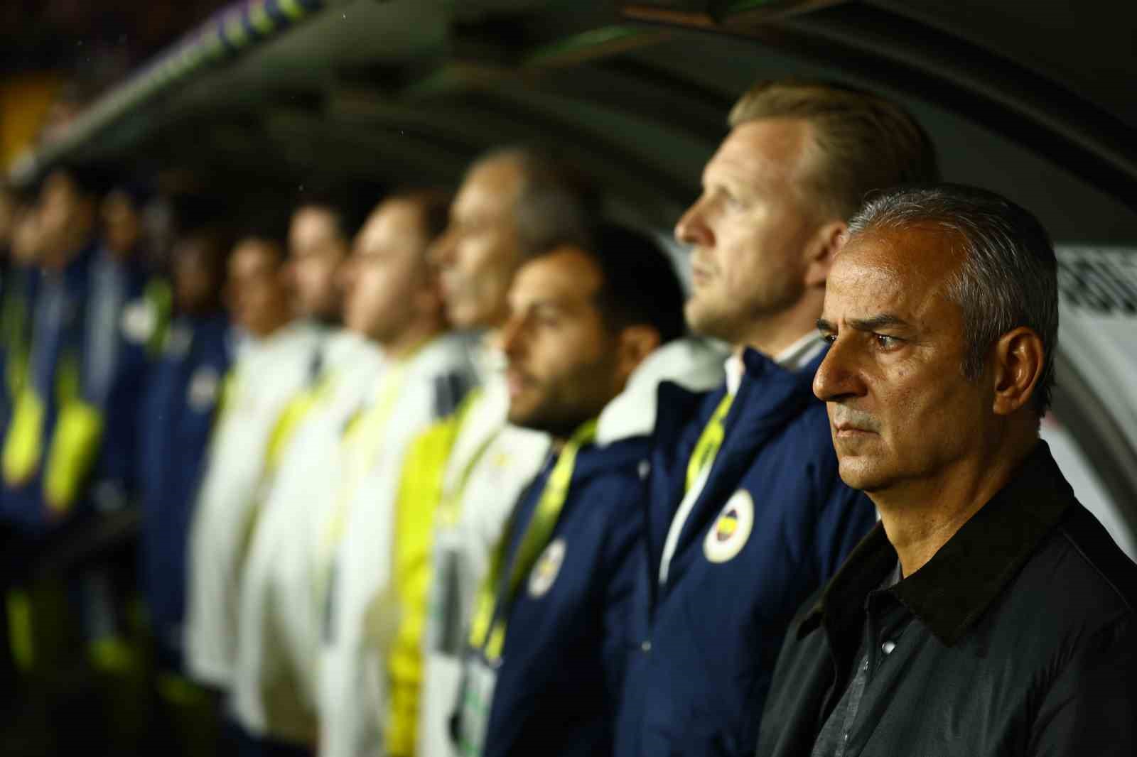 FENERBAHÇE TEKNİK DİREKTÖRÜ İSMAİL KARTAL, SON OYNADIKLARI ASTON VİLLA MAÇI 11'İNE GÖRE ALANYASPOR KARŞILAŞMASINA 3 DEĞİŞİKLİK İLE ÇIKTI.