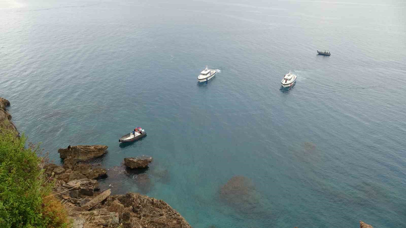 ANTALYA’DA YAKLAŞIK 35 METRELİK FALEZLERDEN GELEN "YARDIM EDİN" ÇIĞLIĞI AFAD, İTFAİYE, SAHİL GÜVENLİK, DENİZ POLİSİ VE POLİS EKİPLERİNİ ALARMA GEÇİRDİ. DENİZDEN, KARADAN VE TERMAL KAMERALI DRON İLE HAVADAN 2 SAAT SÜREN ARAMALARDA HER HANGİ BİR ŞAHSA RASTLANMADI.