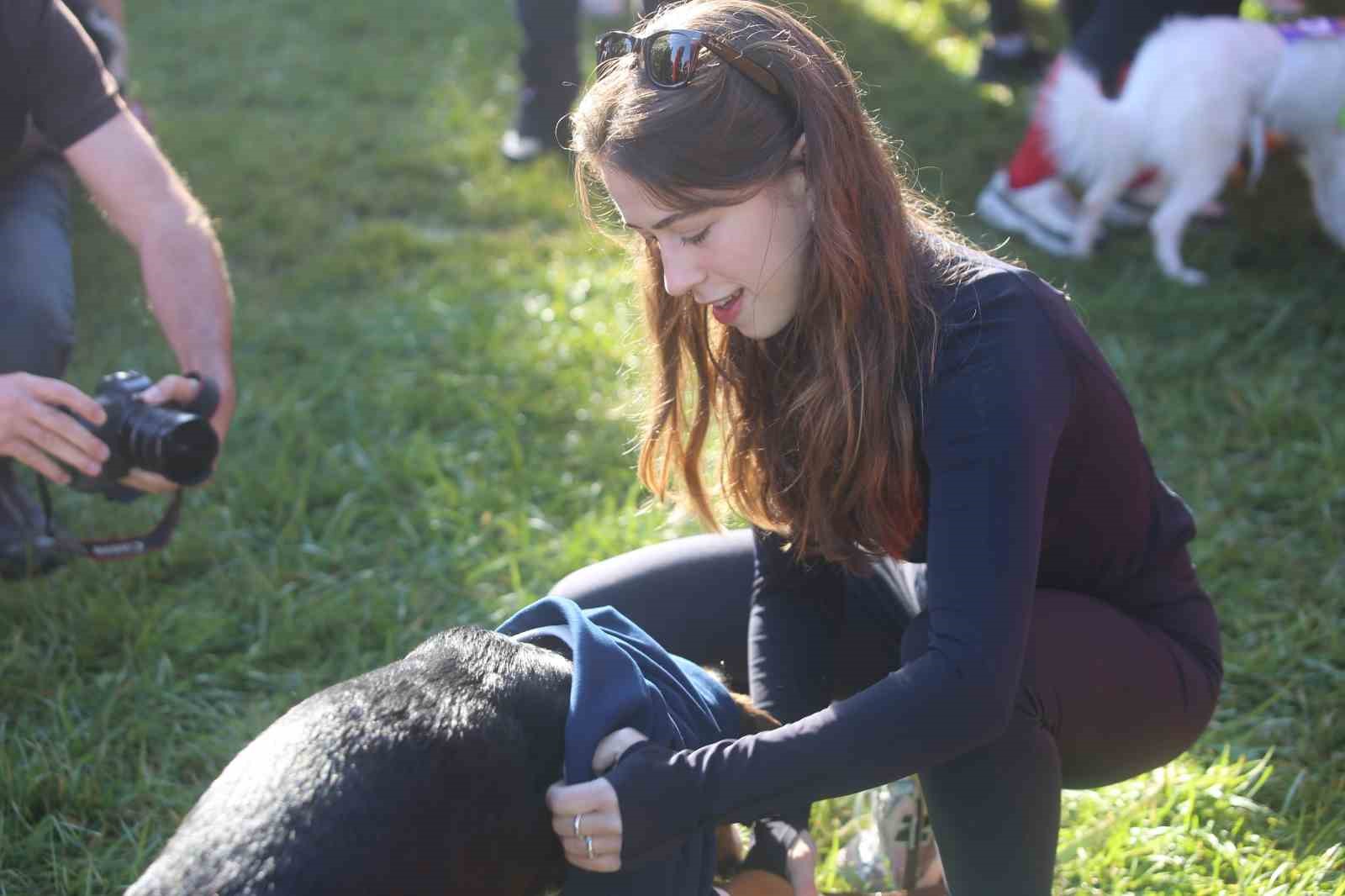 BURSA'DA BU YIL 13'ÜNCÜSÜ DÜZENLENEN EKER I RUN KAPSAMINDA İLK KEZ GERÇEKLEŞTİRİLEN "KÖPEĞİNLE KOŞ" ETKİNLİĞİ, YÜZLERCE HAYVANSEVER İLE PATİLİ DOSTLARINI AYNI PARKURDA BULUŞTURDU.