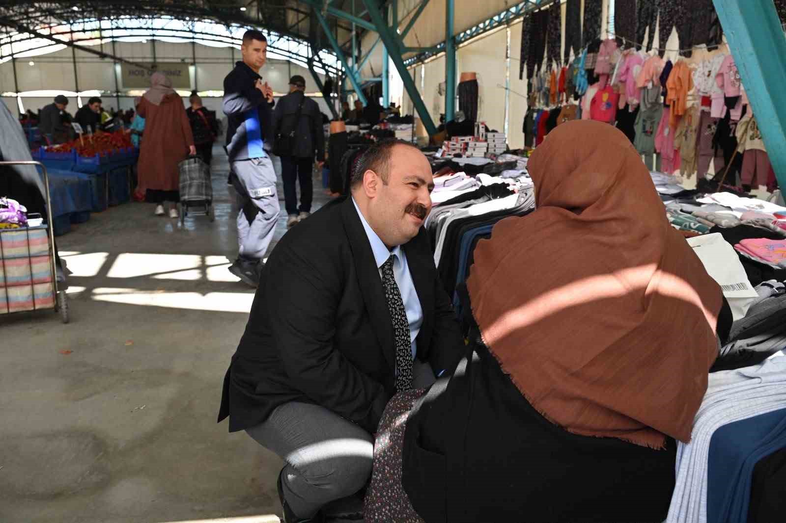PAZAR YERİNDE TEZGÂH AÇAN ESNAFI DA ZİYARET EDEN BAŞKAN HAMAMCI, ESNAFIN İSTEK VE ÖNERİLERİNİ DİNLEYEREK, KENDİLERİNE HAYIRLI VE BEREKETLİ KAZANÇLAR TEMENNİSİNDE BULUNDU.
