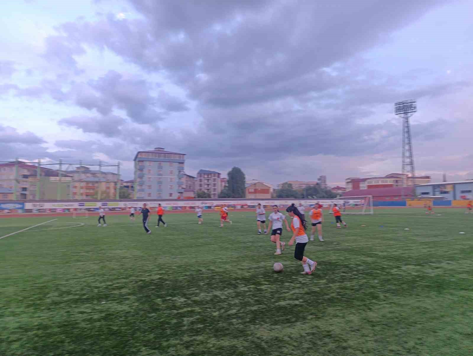 AĞRI VALİSİ ÖNDER BOZKURT’UN DESTEKLERİYLE TÜRKİYE FUTBOL FEDERASYONU (TFF) KADINLAR 2. LİGİ'NDE MÜCADELESİNİ SÜRDÜREN KADIN FUTBOL TAKIMI, 2026-2027 SEZONUNDA 1. LİG'E YÜKSELME HEDEFİYLE HAZIRLIKLARINA DEVAM EDİYOR.