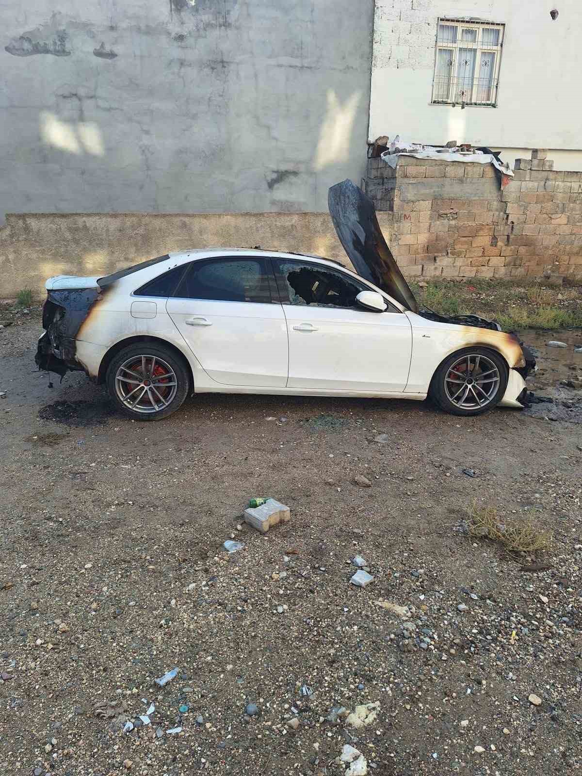 ŞANLIURFA'NIN BİRECİK İLÇESİNDE PARK HALİNDEKİ OTOMOBİLE ÖNCE ATEŞ AÇILDI, SONRA DA KUNDAKLANDI.
