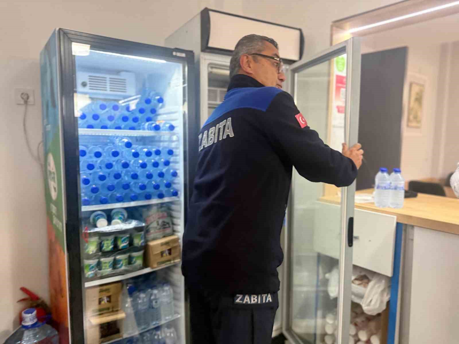 KARABÜK BELEDİYESİ ZABITA MÜDÜRLÜĞÜ EKİPLERİ, ÖĞRENCİLERİN SAĞLIKLI VE GÜVENİLİR GIDAYA ULAŞMASINI SAĞLAMAK AMACIYLA OKUL KANTİNLERİNDE DENETİM GERÇEKLEŞTİRDİ. DENETİMLERDE HİJYEN KURALLARI, ÜRÜNLERİN SON TÜKETİM TARİHLERİ VE AÇIK GIDALARIN SATIŞ KOŞULLARI TİTİZLİKLE İNCELENDİ.