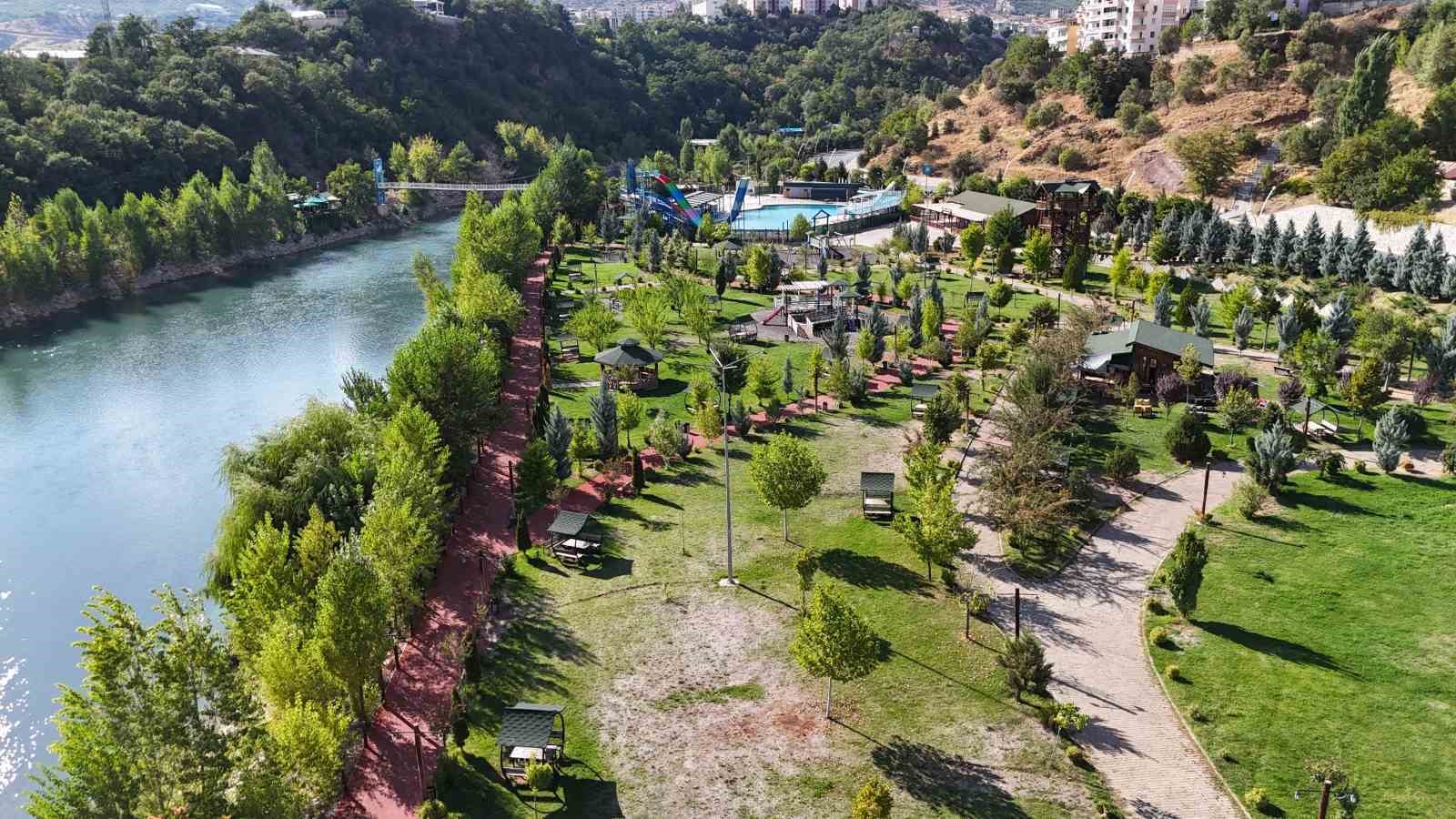 YAZ AYLARINDA BİNLERCE ZİYARETÇİYİ AĞIRLAYAN MUNZUR, SONBAHARLA BİRLİKTE SAKİN GÜNLERİNE DÖNDÜ.