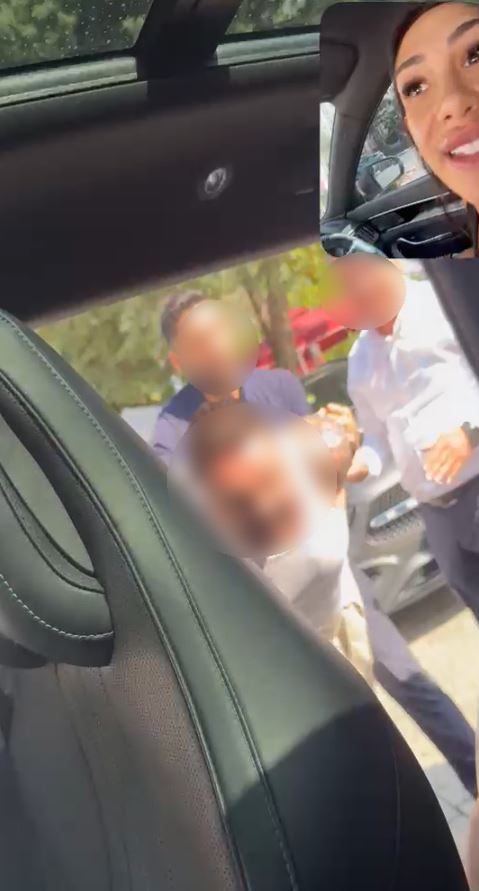 ÇOCUKLARINA DA ANNELERİ HAKKINDA AĞZA ALINMAYACAK İTHAMLARDA BULUNAN ŞAHIS ÇEVREDEKİ VATANDAŞLARIN MÜDAHALESİYLE UZAKLAŞTIRILIRKEN, YAŞANAN O ANLAR KAMERAYA YANSIDI.