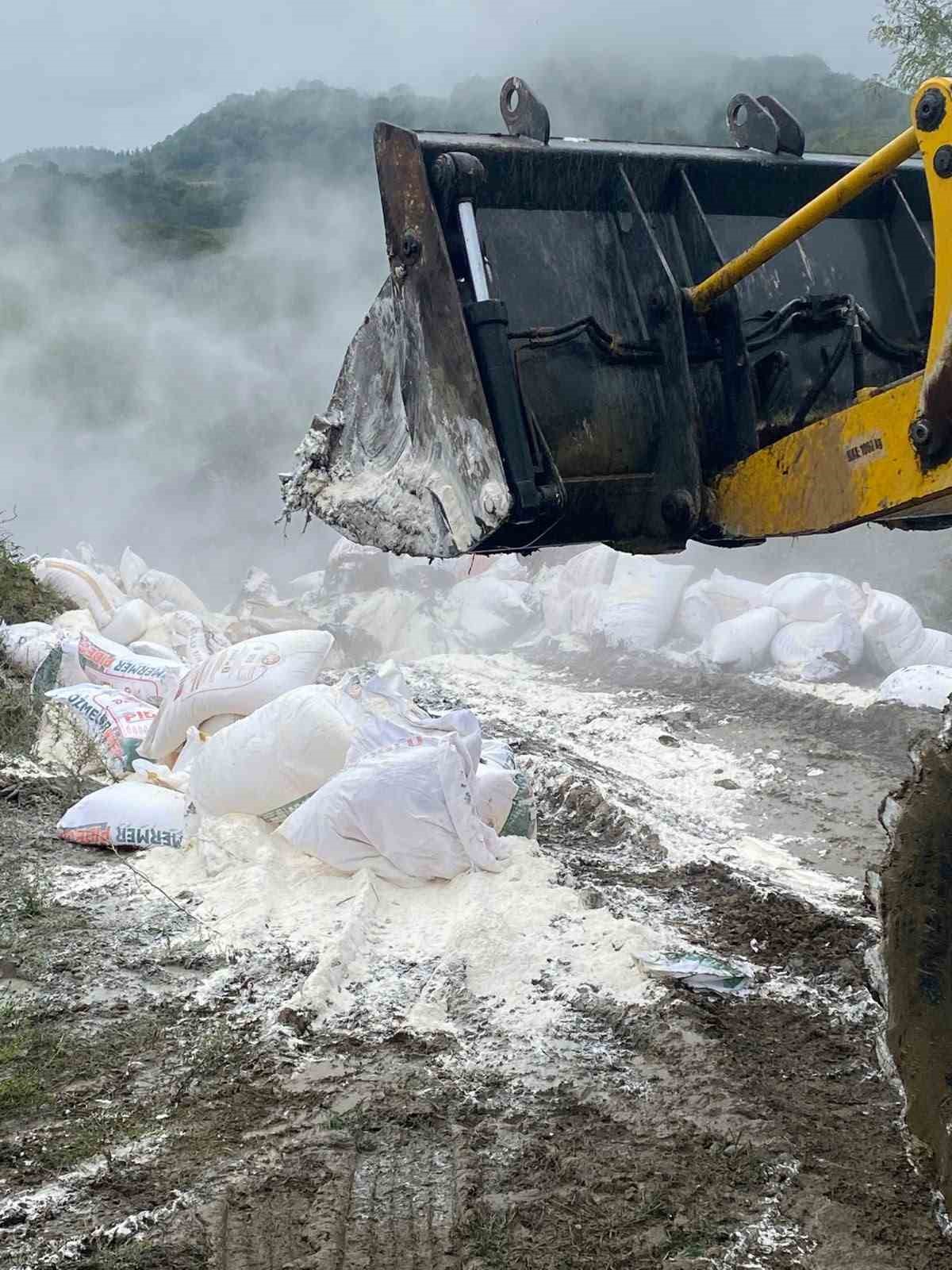 BARTIN'DA ZABITA EKİPLERİ BİR İŞ YERİNE YAPTIĞI DENETİMDE YAKLAŞIK 7.5 TON BÖCEKLENMİŞ VE TARİHİ GEÇMİŞ UN ELE GEÇİRDİ. ELENEREK YENİDEN PİYASAYA SÜRÜLECEĞİ TESPİT EDİLEN UNLARA EL KONULARAK İMHA EDİLDİ.
