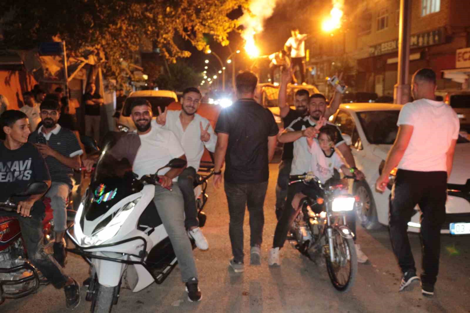 TRENDYOL SÜPER LİG’İN 6. HAFTASINDA AMED SPORTİF FAALİYETLER’İN SAHASINDA BEŞİKTAŞ’I 3-2 MAĞLUP ETMESİ, DİYARBAKIR’IN YANI SIRA ŞIRNAK’IN CİZRE İLÇESİNDE DE SOKAKLARI PANAYIR ALANINA ÇEVİRDİ.