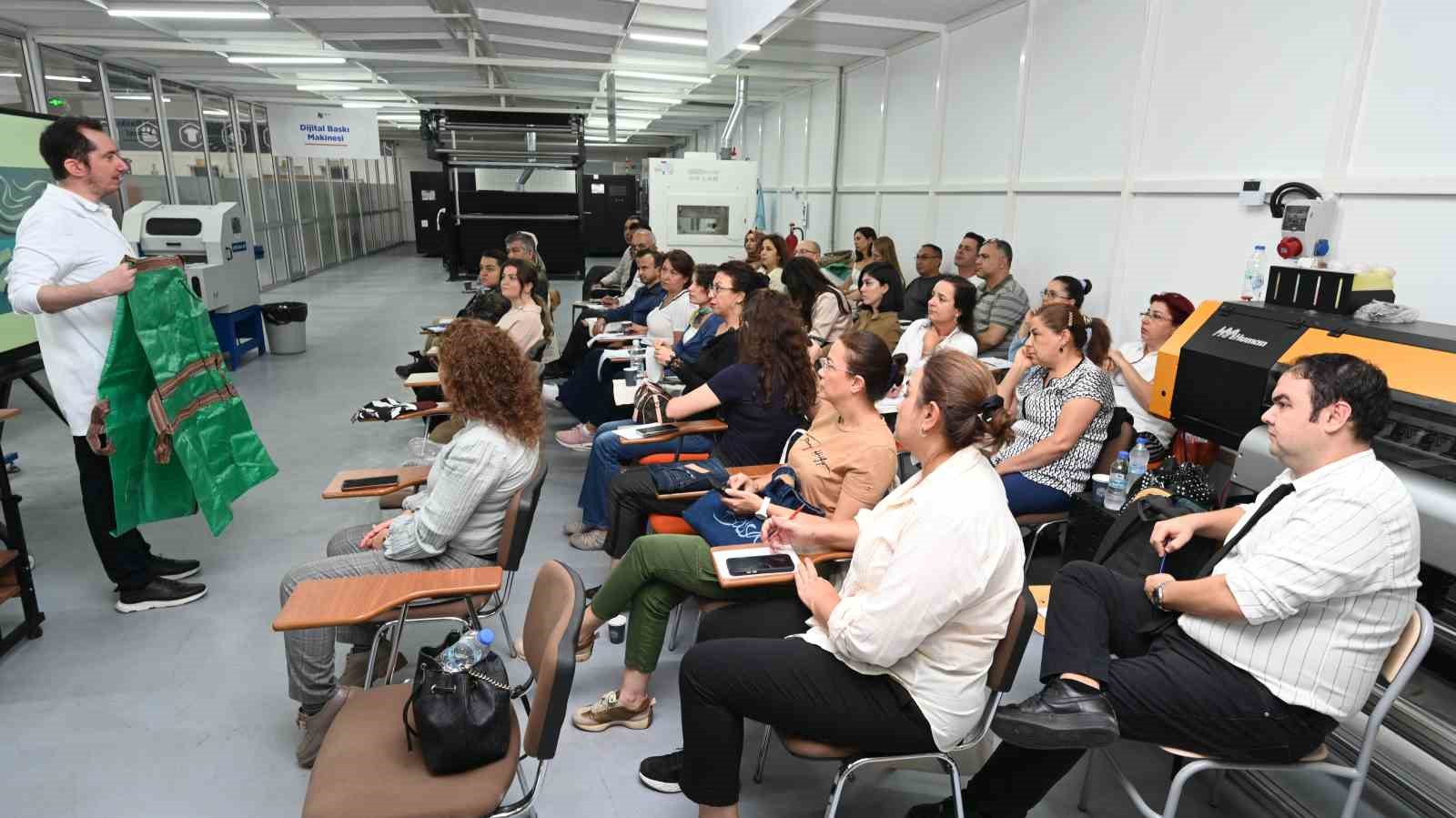 DENİZLİ TİCARET ODASI (DTO), TEKSTİLDE YEŞİL DÖNÜŞÜM EĞİTİMİ BAŞLATTI. DENİZLİ’NİN YANI SIRA ADANA, BURSA, GAZİANTEP, İSTANBUL VE TEKİRDAĞ İLLERİNDEN GELEN 24 TEKSTİL TEKNOLOJİSİ ÖĞRETMENİ İLE DENİZLİ’DEKİ TEKSTİL SEKTÖRÜ TEMSİLCİLERİ, UZMANLARDAN ÖZEL EĞİTİM ALMAYA BAŞLADI. ÖĞRETMENLER, DTO BAŞKANI UĞUR ERDOĞAN İLE EKİBİNE KENDİLERİNE SAĞLANAN EĞİTİM İMKANINDAN DOLAYI TEŞEKKÜR ETTİLER.