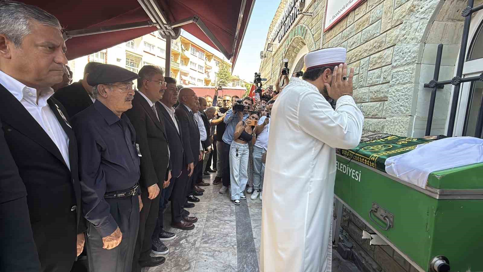 ESKİ ESKİŞEHİR BÜYÜKŞEHİR BELEDİYE BAŞKANI YILMAZ BÜYÜKERŞEN'İN 78 YAŞINDA HAYATINI KAYBEDEN KARDEŞİ GÜZİN BÜYÜKERŞEN, KILINAN CENAZE NAMAZININ ARDINDAN ASRİ MEZARLIK'TA TOPRAĞA VERİLDİ.