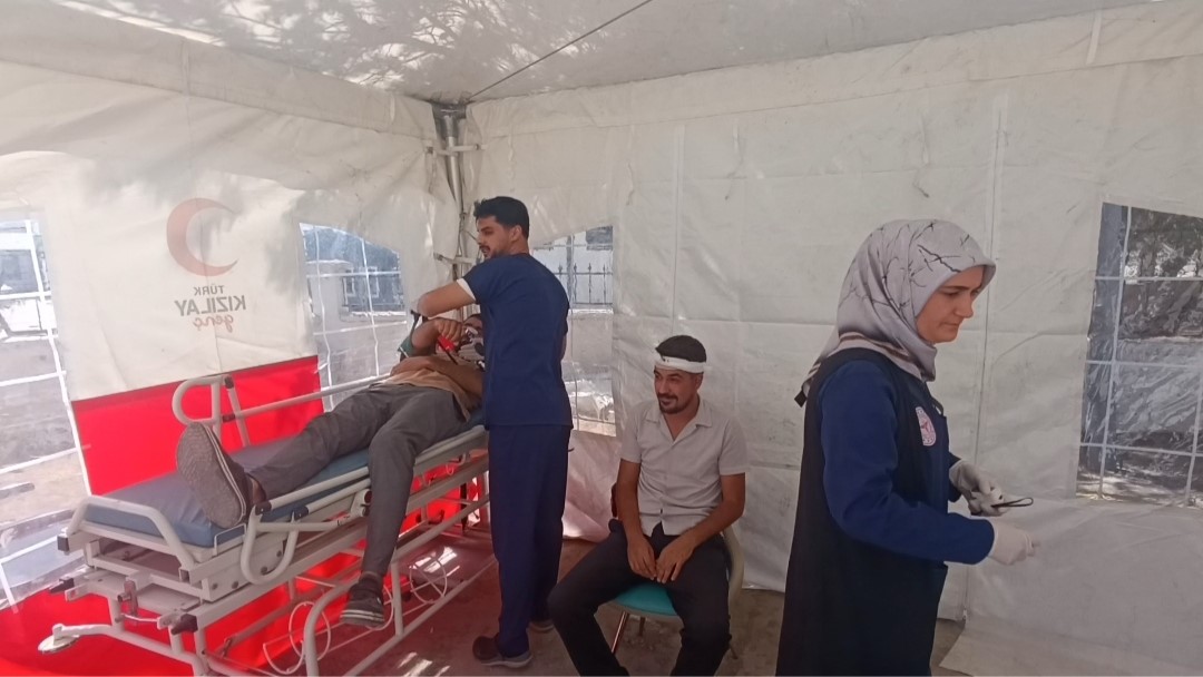 VAN’IN MURADİYE DEVLET HASTANESİ’NDE MUHTEMEL AFET VE ACİL DURUMLARA YÖNELİK HAZIRLIKLARIN GÜÇLENDİRİLMESİ AMACIYLA DÜZENLENEN TATBİKAT GERÇEĞİ ARATMADI.