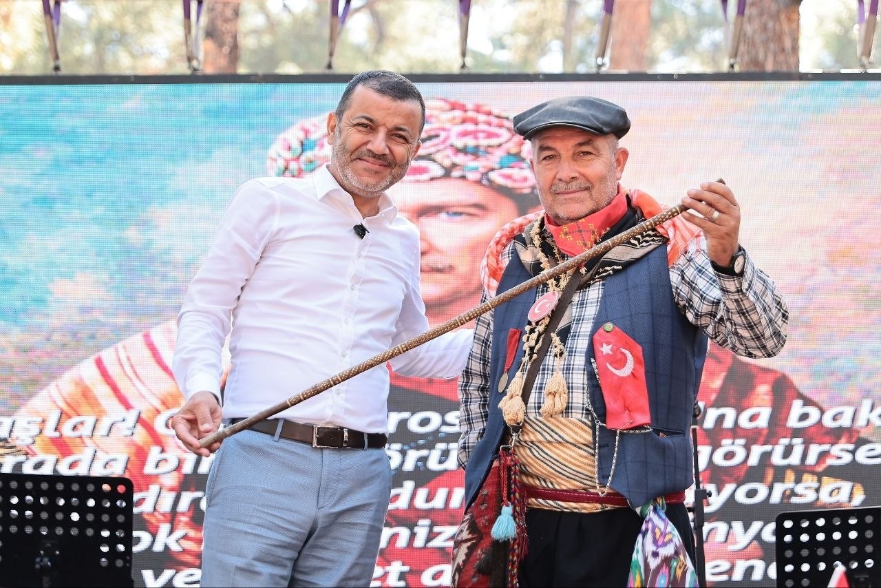 DENİZLİ BÜYÜKŞEHİR BELEDİYESİ’NİN EV SAHİPLİĞİNDE ÇAMLIK KENT ORMANI’NDA DÜZENLENEN DENİZLİ YÖRÜK TOYU, BİNLERCE VATANDAŞI BİR ARAYA GETİRDİ. BOZKIRIN RUHUNU, ATALARDAN MİRAS KALAN GELENEKLERİ VE ZENGİN KÜLTÜREL MİRASI BULUŞTURAN ETKİNLİK, RENKLİ GÖRÜNTÜLERE VE COŞKULU ANLARA SAHNE OLDU.