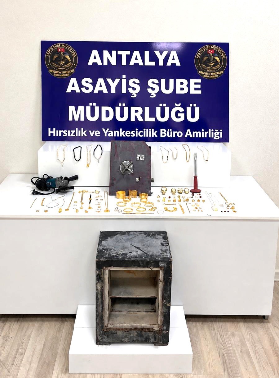 ANTALYA’NIN KEPEZ İLÇESİNDE, BİR EVDEN İÇERİSİNDE 2 MİLYON 430 BİN LİRA DEĞERİNDE ZİYNET EŞYASI BULUNAN 2 ÇELİK KASANIN ÇALINMASINA İLİŞKİN YAKALANAN 4 ŞÜPHELİDEN 3’Ü TUTUKLANDI. ÇALINAN ZİYNET EŞYALARI BİR MOTOSİKLET KOLTUĞUNUN ALTINDA GİZLENMİŞ VAZİYETTE BULUNURKEN, DEREYE ATILAN KASALAR DA DALGIÇLAR TARAFINDAN ÇIKARTILDI.