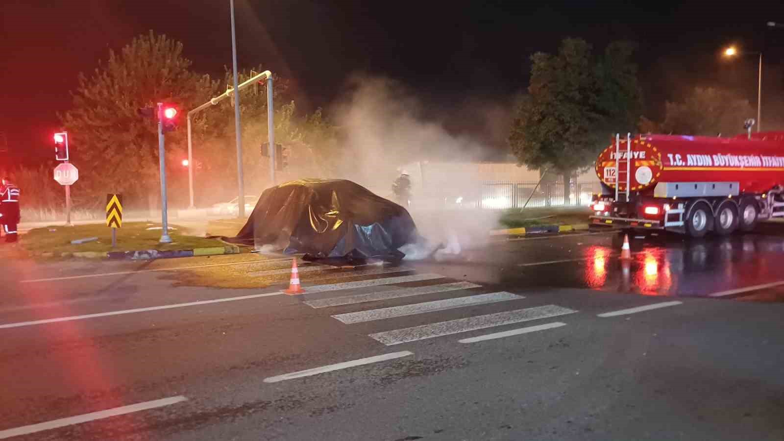 AYDIN’IN EFELER İLÇESİNDE TIRLA ÇARPIŞTIKTAN SONRA ALEV TOPUNA DÖNEN TESLA MARKA ELEKTRİKLİ OTOMOBİLİN YANGININA İTFAİYE EKİPLERİ, 3 BİN DERECEYE KADAR DAYANIKLI ÖZEL YANGIN BATTANİYESİYLE MÜDAHALE ETTİ, YAKLAŞIK 3 SAAT SÜREN ÇALIŞMALARIN ARDINDAN SÖNDÜRÜLEN OTOMOBİL İSE KÜLE DÖNDÜ.