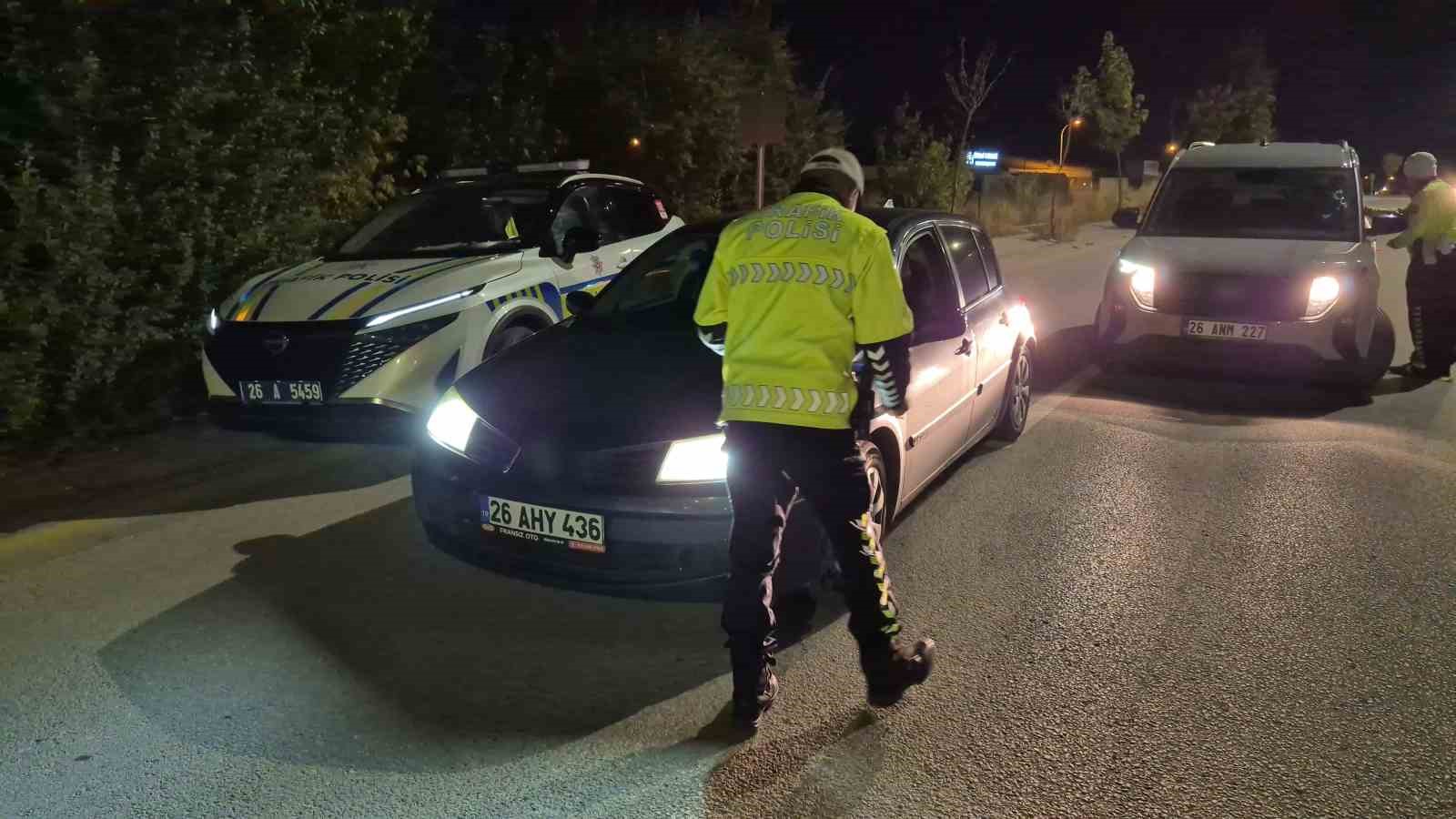 DÜN AKŞAM SAATLERİNDE TEPEBAŞI İLÇESİ ÇAMLICA MAHALLESİ ULUSAL EGEMENLİK BULVARI ÜZERİNDE POLİS EKİPLERİNCE TRAFİK DENETİMİ YAPILDI. EKİPLERCE DURDURULAN ARAÇ SÜRÜCÜLERİNİN GEREKLİ EVRAKLARI KONTROL EDİLİRKEN, ALKOL TESTİ YAPILDI. TRAFİK KURALLARINI İHLAL ETTİĞİ BELİRLENEN ARAÇ VE SÜRÜCÜLERİ HAKKINDA İŞLEM UYGULANDI.