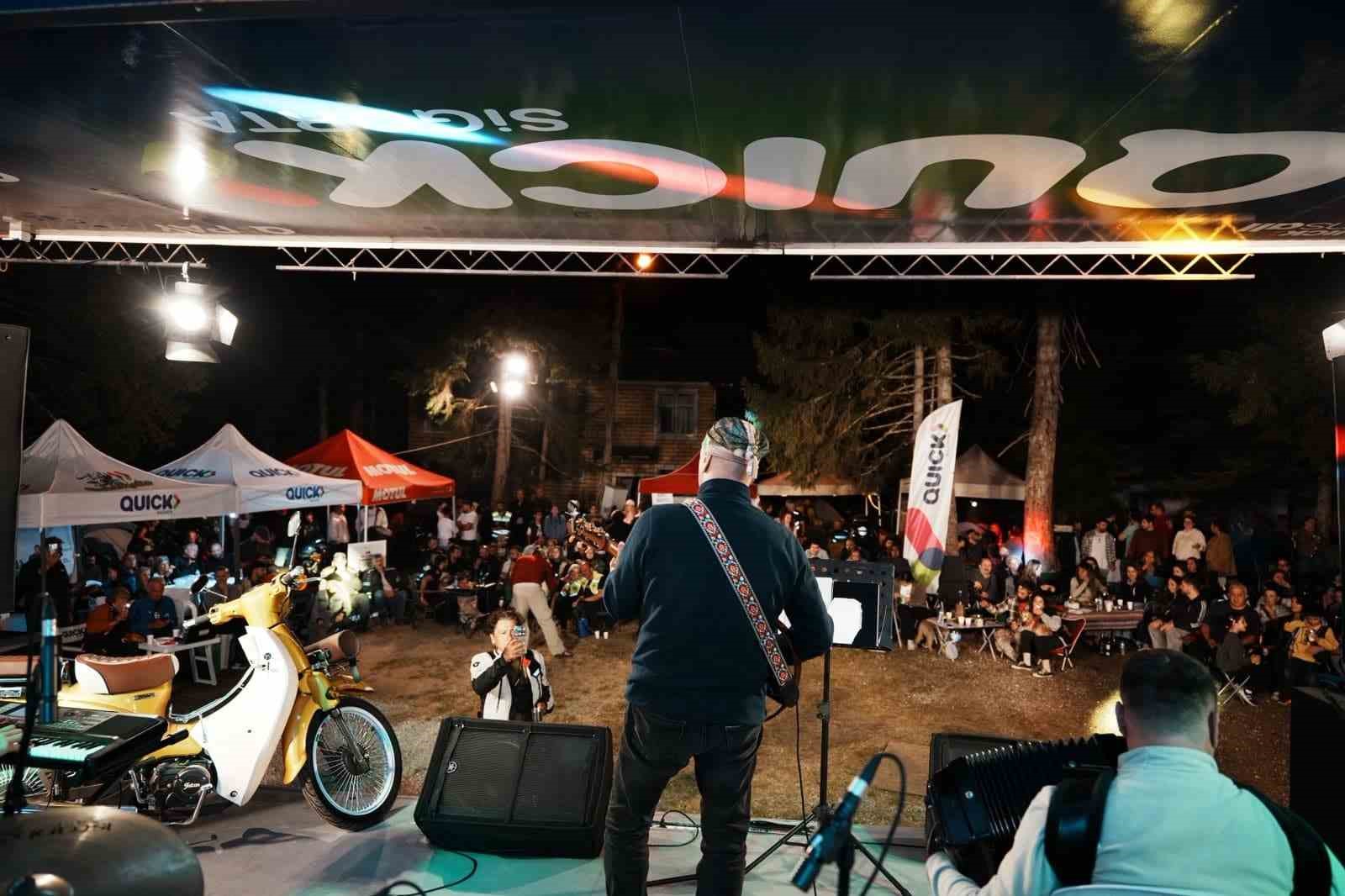 QUİCK SİGORTA’NIN DESTEĞİYLE RİZE VE ARTVİN’DE DÜZENLENEN İKİ AYRI MOTOFESTTE MOTOSİKLET TUTKUNLARI BİR ARAYA GELDİ. KAÇKARLAR’DAN KAFKASÖR YAYLASI’NA UZANAN ORGANİZASYONLARDA ÇEŞİTLİ ETKİNLİKLER VE KONSERLER DÜZENLENDİ.