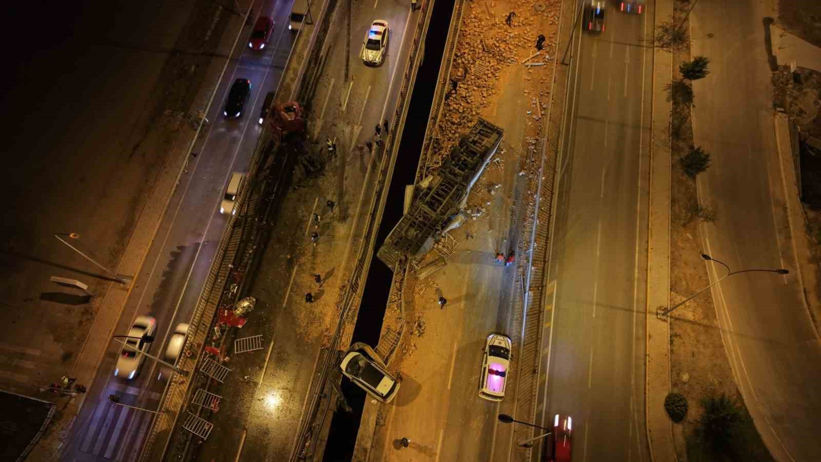 AFYONKARAHİSAR'DA TUĞLA YÜKLÜ TIR VE OTOMOBİLLERİN KARIŞTIĞI KAZADA ORTALIK SAVAŞ ALANINA DÖNERKEN, OLAYDA 1 KİŞİ ÖLDÜ 7 KİŞİDE YARALANDI.