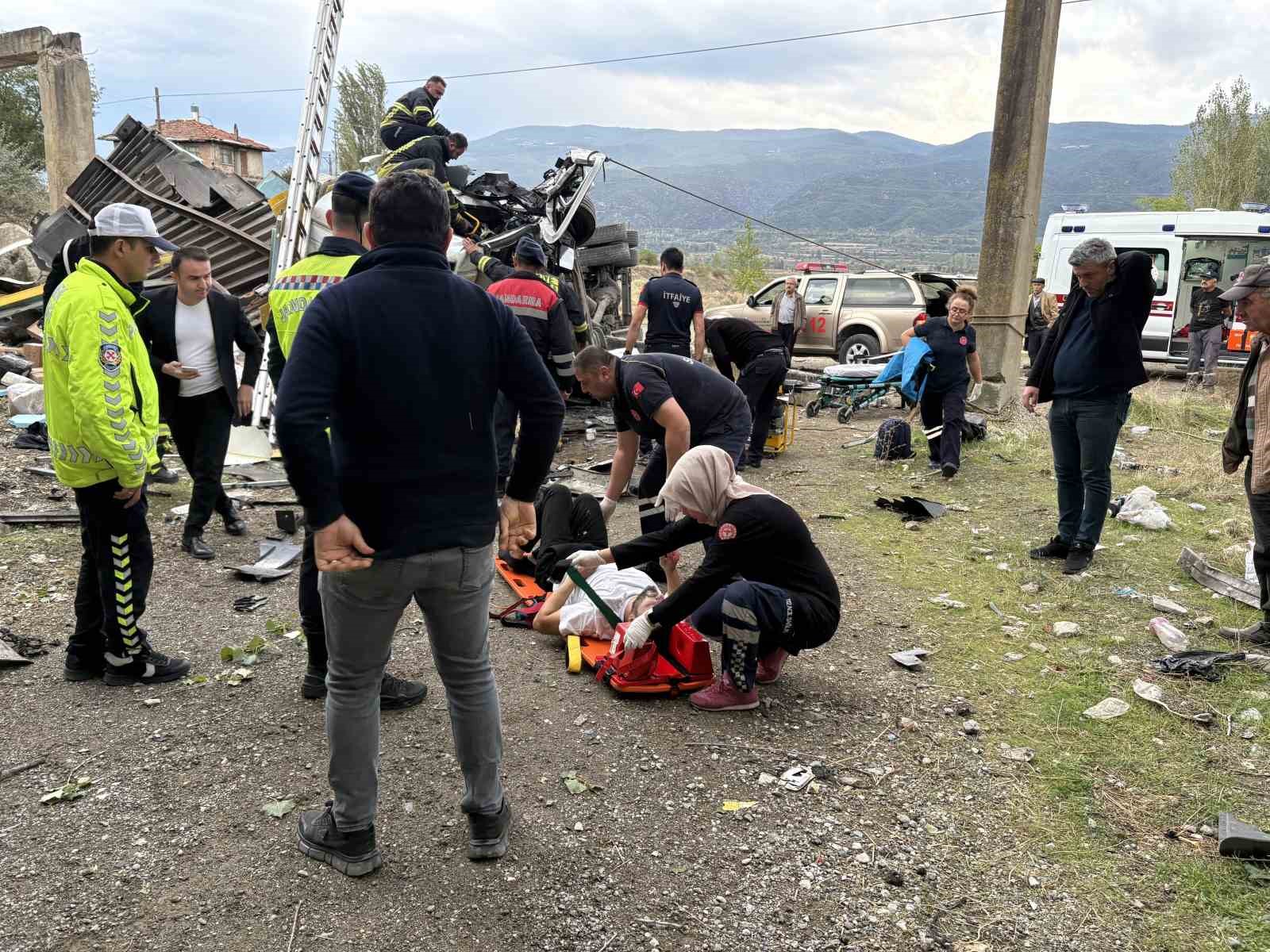 KASTAMONU'NUN TOSYA İLÇESİ D100 KARAYOLUNDA PTT'YE AİT KARGO TAŞIMA KAMYONUN, 25 METRE YÜKSEKLİKTEKİ KÖPRÜDEN AŞAĞI UÇTU.
