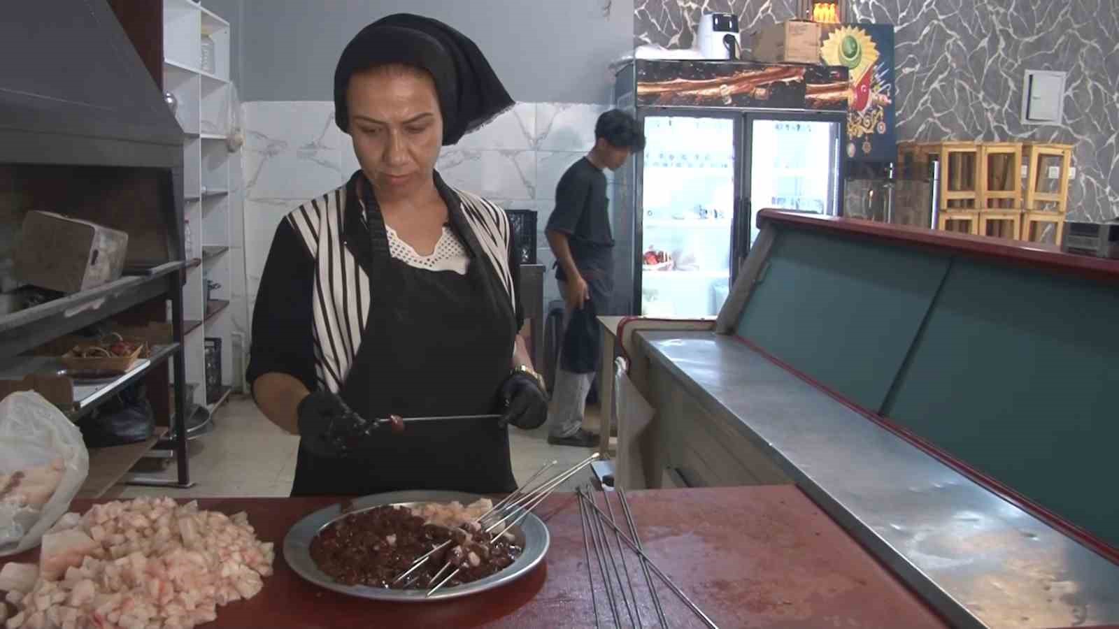 CİĞERİN HAZIRLANMASINDAN PİŞİRİLMESİNE VE MÜŞTERİYE SERVİS EDİLMESİNE KADAR KADIN USTALAR, HÜNERLERİYLE DİKKAT ÇEKİYOR.