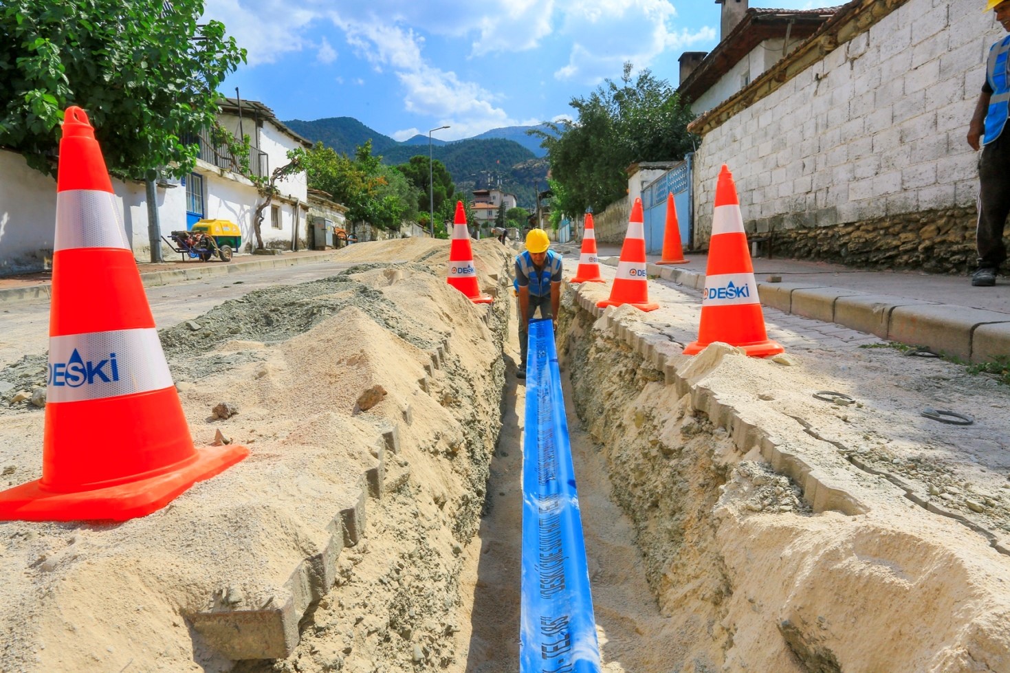 DENİZLİ BÜYÜKŞEHİR BELEDİYESİ DESKİ GENEL MÜDÜRLÜĞÜ TARAFINDAN HONAZ İLÇE MERKEZİNDE YÜRÜTÜLEN ALTYAPI ÇALIŞMALARI KAPSAMINDA, ASBESTLİ İÇME SUYU HATLARI YENİLENİYOR. 13 MİLYON 200 BİN TL YATIRIM BEDELİNE SAHİP PROJE KAPSAMINDA 6 BİN METRE YENİ İÇME SUYU HATTI DÖŞENECEK.