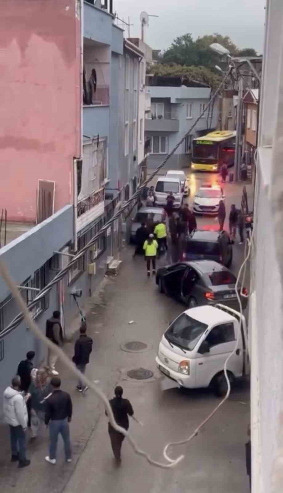 BURSA’DA SİVİL TRAFİK EKİPLERİNİN DUR İHTARINA UYMAYAN OTOMOBİL KAÇMAYA BAŞLADI. POLİSİN ARACI DURDURMASI İLE BERABER MAHALLELİ POLİSİN ÜZERİNE YÜRÜDÜ. POLİS, KALABALIĞI DAĞITMAK İÇİN HAVAYA ATEŞ AÇTI. O ANLAR ANBEAN KAMERAYA YANSIDI.