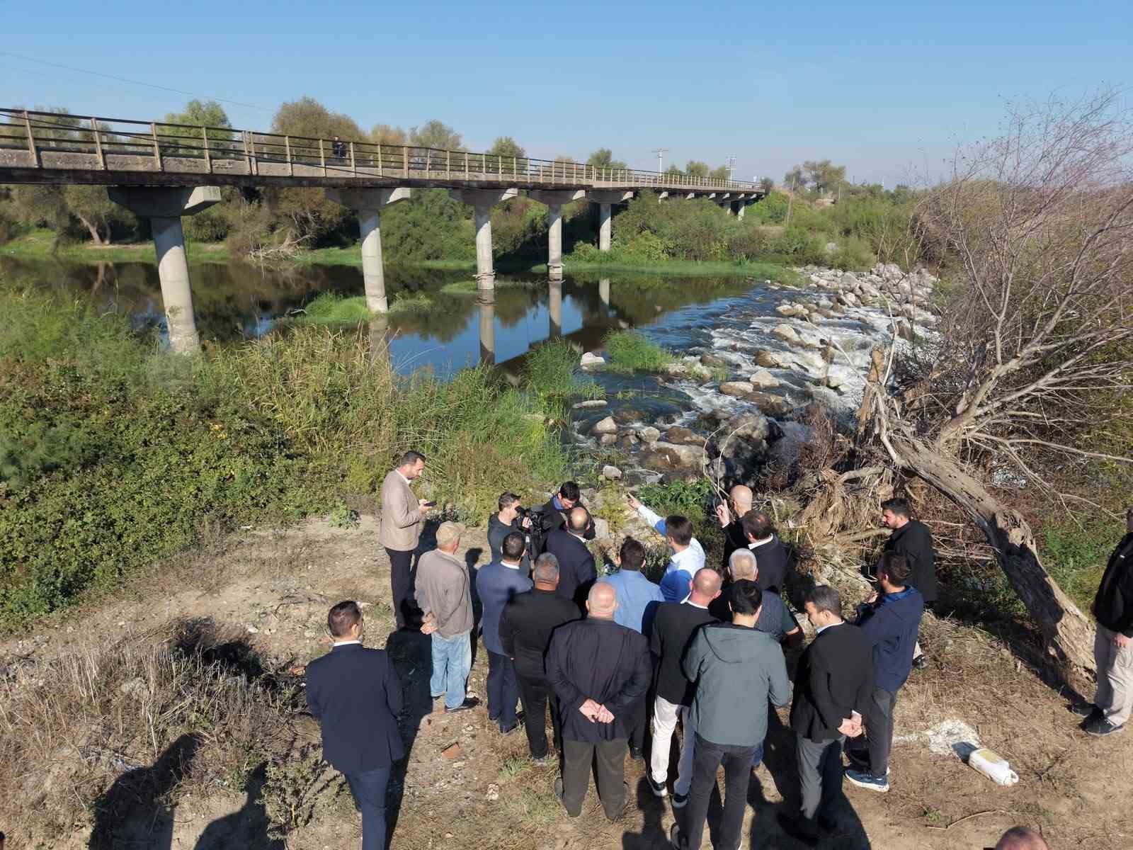 BURSA BÜYÜKŞEHİR BELEDİYE BAŞKAN VEKİLİ ŞAHİN BİBA, MUSTAFAKEMALPAŞA-SUSURLUK-KARACABEY BAĞLANTI YOLUNDA YOĞUNLUKLA TARIMSAL ÜRETİMDE KULLANILAN ARAÇLARIN GEÇTİĞİ VE HASAR ALDIĞI İÇİN TRAFİĞE KAPATILAN ÇELTİKÇİ KÖPRÜSÜ’NDE TEKNİK İNCELEMELERDE BULUNDU.