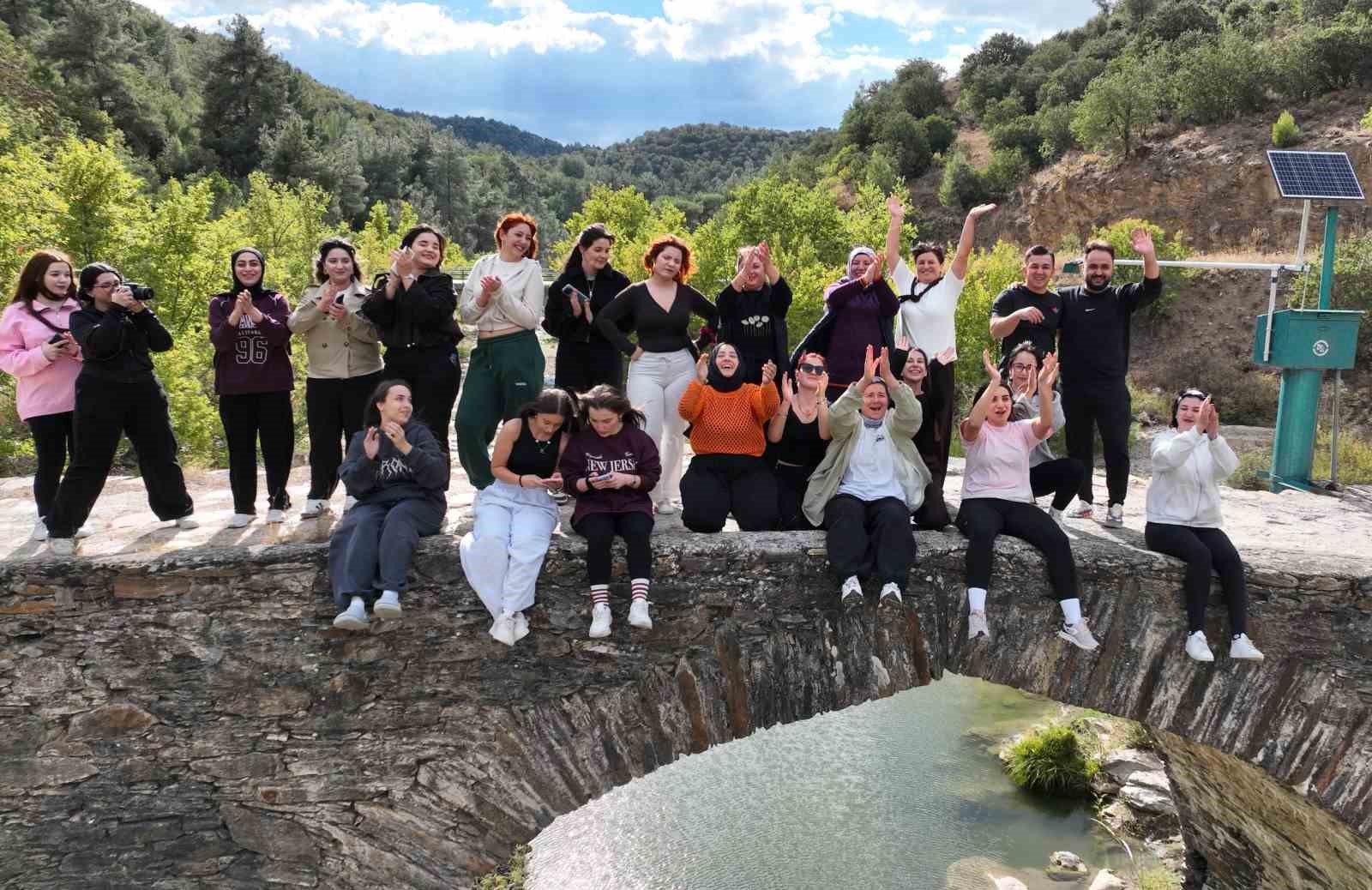 GENÇLİK VE SPOR BAKANLIĞI TARAFINDAN HAYATA GEÇİRİLEN "SPORLA ŞEHRİNİ KEŞFET" ETKİNLİKLERİ KAPSAMINDA GÖRDES’TE DÜZENLENEN PROGRAMDA GENÇLER, SPOR YAPARKEN İLÇENİN TARİHİ VE KÜLTÜREL DEĞERLERİNİ DE YAKINDAN TANIDI.