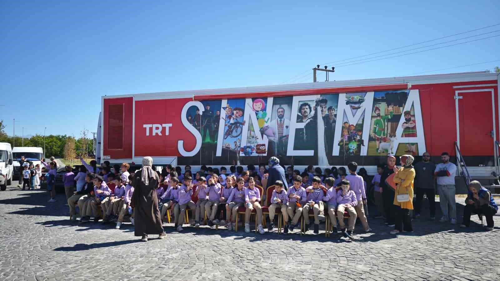BİTLİS'İN AHLAT İLÇESİNDE ÇOCUKLAR, TRT SİNEMA TIRI İLE BEYAZ PERDE HEYECANI YAŞADI.