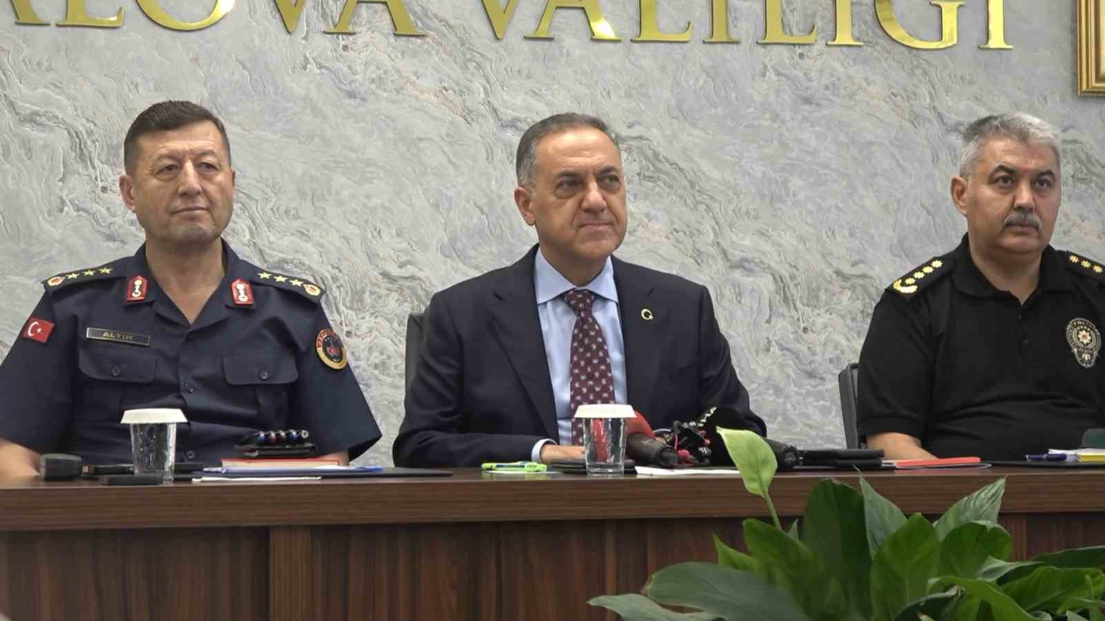 YALOVA VALİLİĞİ TOPLANTI SALONU'NDA DÜZENLENEN 2026 YILININ İLK 6 AYLIK ASAYİŞ BİLGİLENDİRME TOPLANTISINDA KONUŞAN VALİ USTA, EMNİYET MÜDÜRLÜĞÜ, İL JANDARMA KOMUTANLIĞI VE SAHİL GÜVENLİK BİRİMLERİNİN KENT GENELİNDE GÜVENLİK VE ASAYİŞ ÇALIŞMALARINI KOORDİNASYON İÇERİSİNDE SÜRDÜRDÜĞÜNÜ BELİRTTİ.