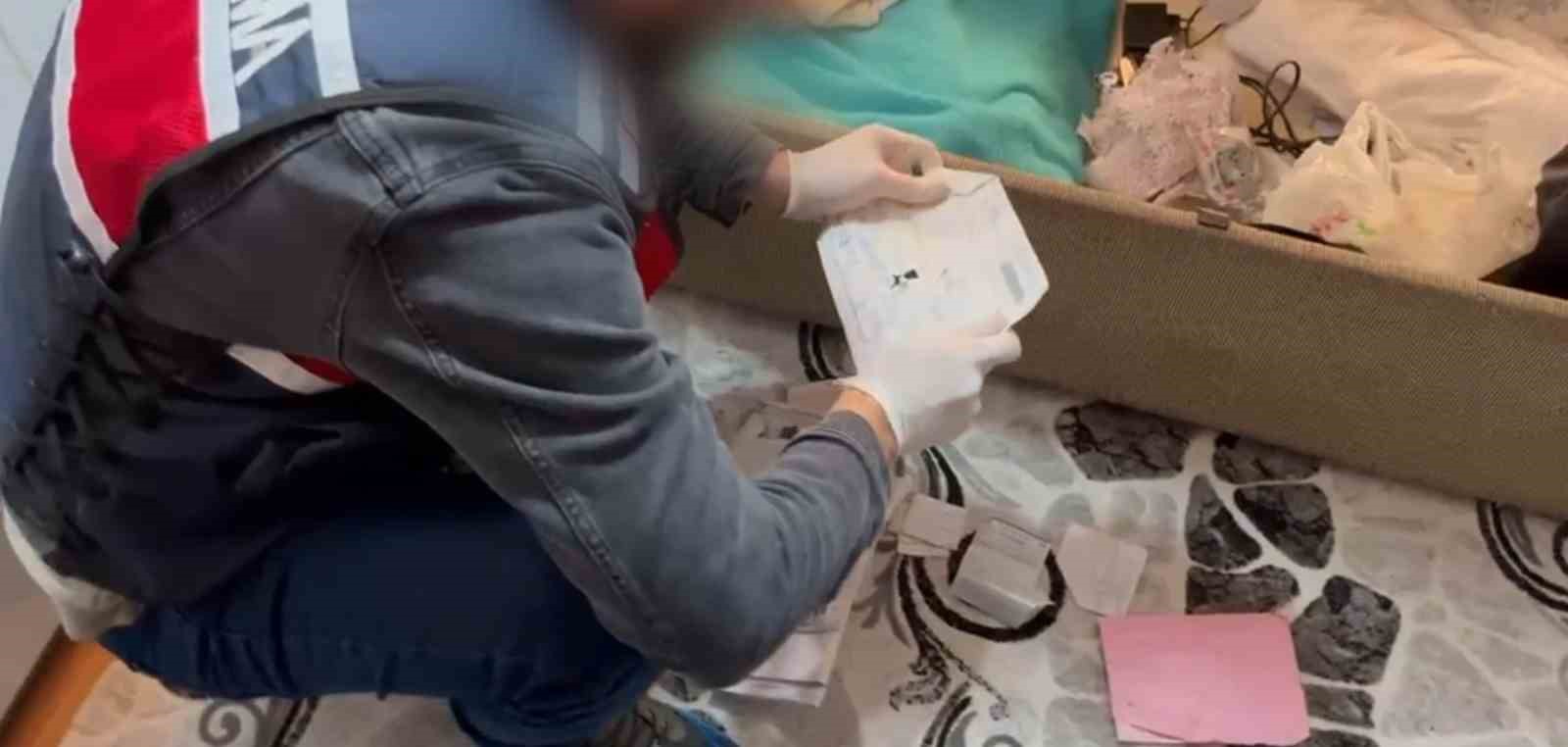 SAKARYA’NIN 2 İLÇESİNDE JANDARMA EKİPLERİNCE TEFECİLİK SUÇU İŞLEDİĞİ BELİRLENEN 3 ŞÜPHELİYE YÖNELİK DÜZENLENEN  OPERASYONDA ÇOK SAYIDA SENET, ÇEK VE RUHSATSIZ SİLAH ELE GEÇİRİLDİ.