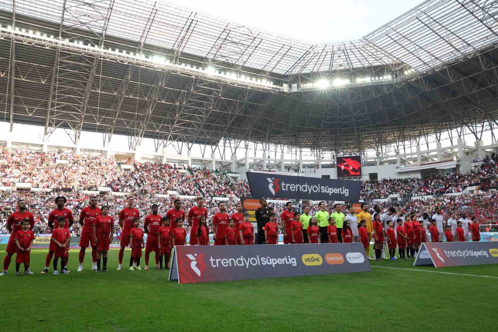 TRENDYOL SÜPER LİG’İN 8. HAFTASINDA AMED SPORTİF FAALİYETLER, SAHASINDA KONYASPOR İLE MÜCADELE EDİYOR. MÜSABAKANIN İLK YARISI GOLSÜZ EŞİTLİK İLE SONUÇLANDI.