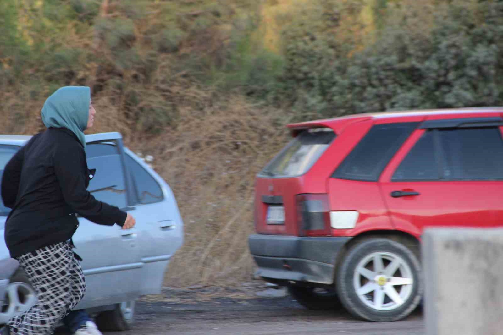 İMBAT MADEN OCAĞI YOLUNDA KURULAN BARİKATTA BEKLEYEN VATANDAŞLAR MADENDE ÇALIŞAN VE SAĞ SALİM ÇIKTIKLARINI GÖRDÜKLERİ YAKINLARINA KOŞARAK SARILDI.