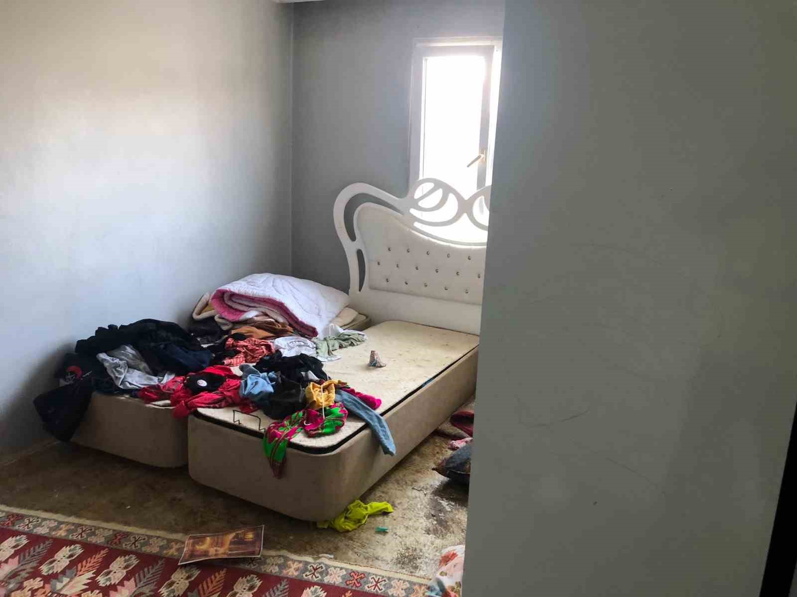 SOSYAL BELEDİYECİLİK ANLAYIŞIYLA İHTİYAÇ SAHİBİ AİLELERİN YANINDA OLMAYA DEVAM EDEN İNEGÖL BELEDİYESİ, BİR AİLENİN DAHA YAŞAMINA DOKUNDU. SİNANBEY MAHALLESİ’NDE YAŞAYAN ANNE, BABA VE 5 ÇOCUKTAN OLUŞAN AİLENİN YAŞAM KOŞULLARININ İYİLEŞTİRİLMESİ AMACIYLA KAPSAMLI BİR ÇALIŞMA GERÇEKLEŞTİRİLDİ. İNEGÖL BELEDİYESİ SOSYAL YARDIM İŞLERİ MÜDÜRLÜĞÜ VE UMUTELİ ÖNCÜLÜĞÜNDE, HAYIRSEVER VATANDAŞLARIN DESTEKLERİYLE EV BAŞTAN AŞAĞI YENİLENİRKEN, AİLEYE İHTİYAÇ DUYDUĞU TÜM TEMEL EV EŞYALARI DA TEMİN EDİLDİ.