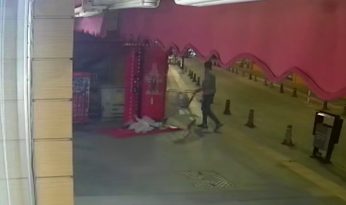 SİVAS’TA GECE SAATLERİNDE KAPALI BİR BAKKALIN ÖNÜNDEKİ MARKET ARABASINI ALAN ŞAHIS, ARABANIN İÇERİSİNDEKİ MALZEMELERİ YERE BIRAKARAK KENDİ EŞYALARINI KOYUP UZAKLAŞTI. YAŞANANLAR GÜVENLİK KAMERASINA YANSIDI.